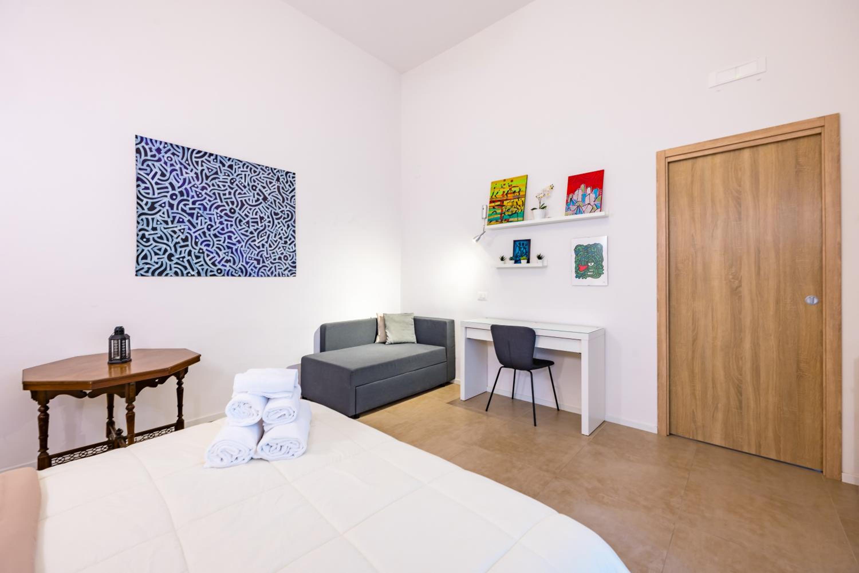 Art Apartment by Napoliapartments