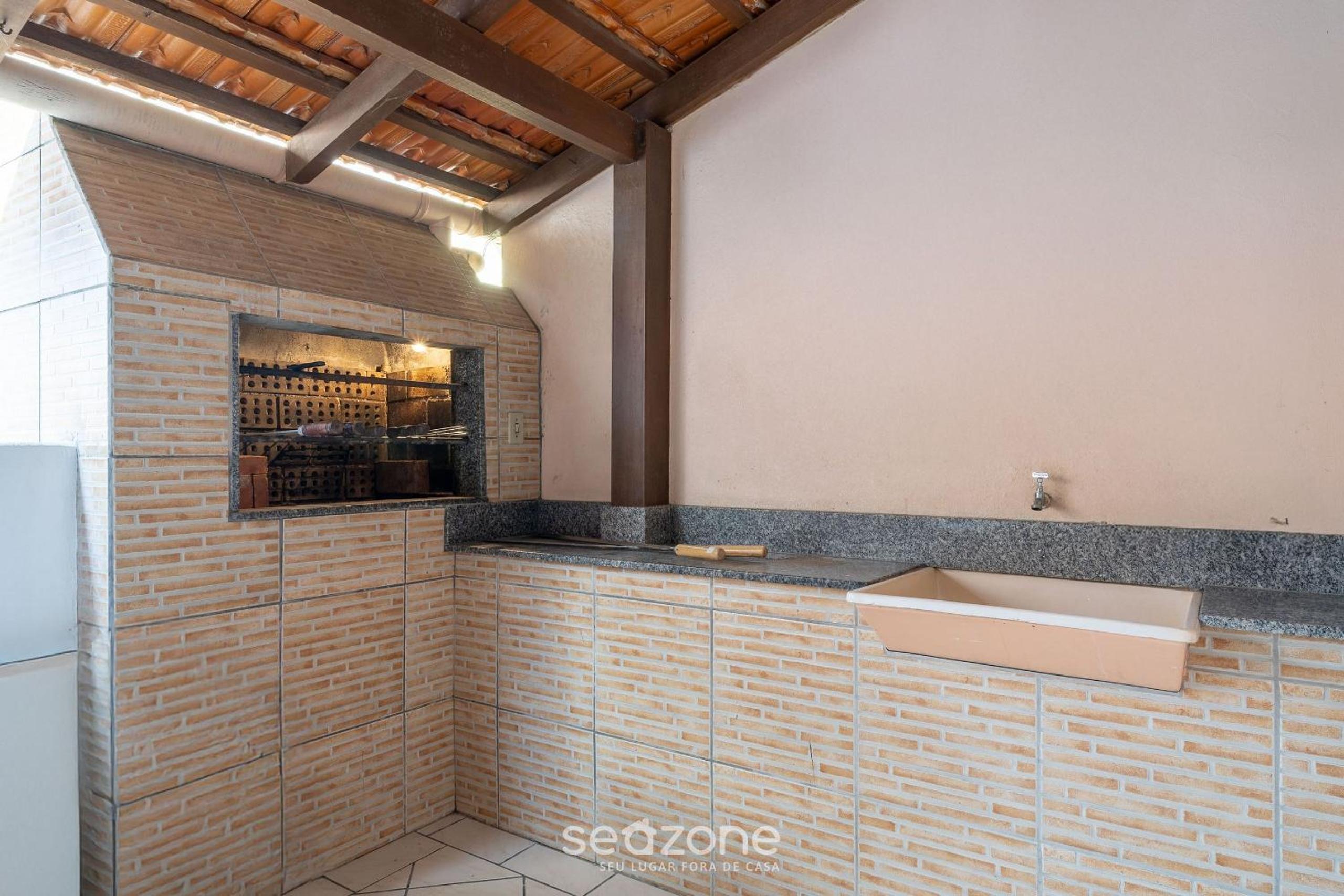House 4 min walk the beach in Porto Belo BRR0097