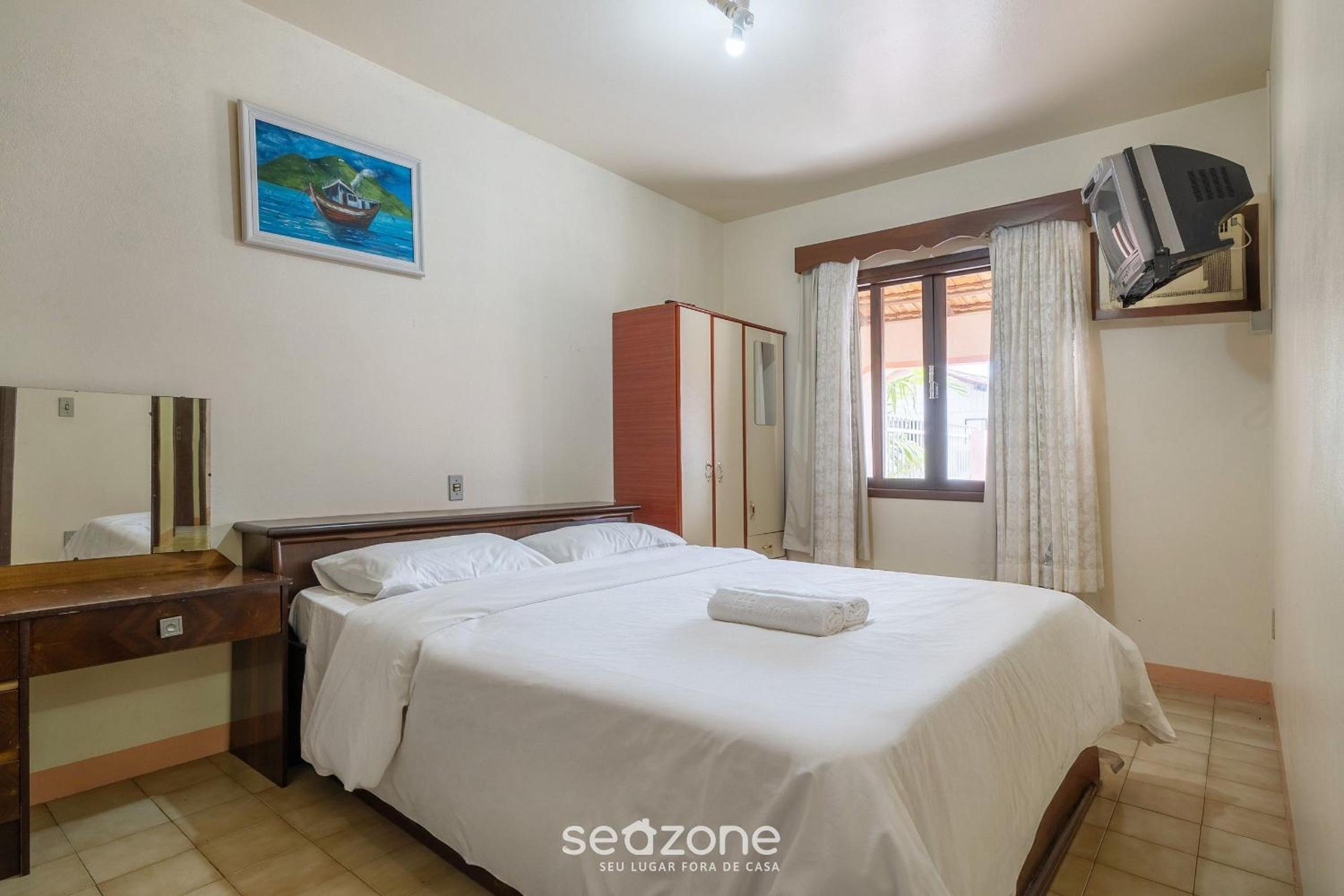House 4 min walk the beach in Porto Belo BRR0097