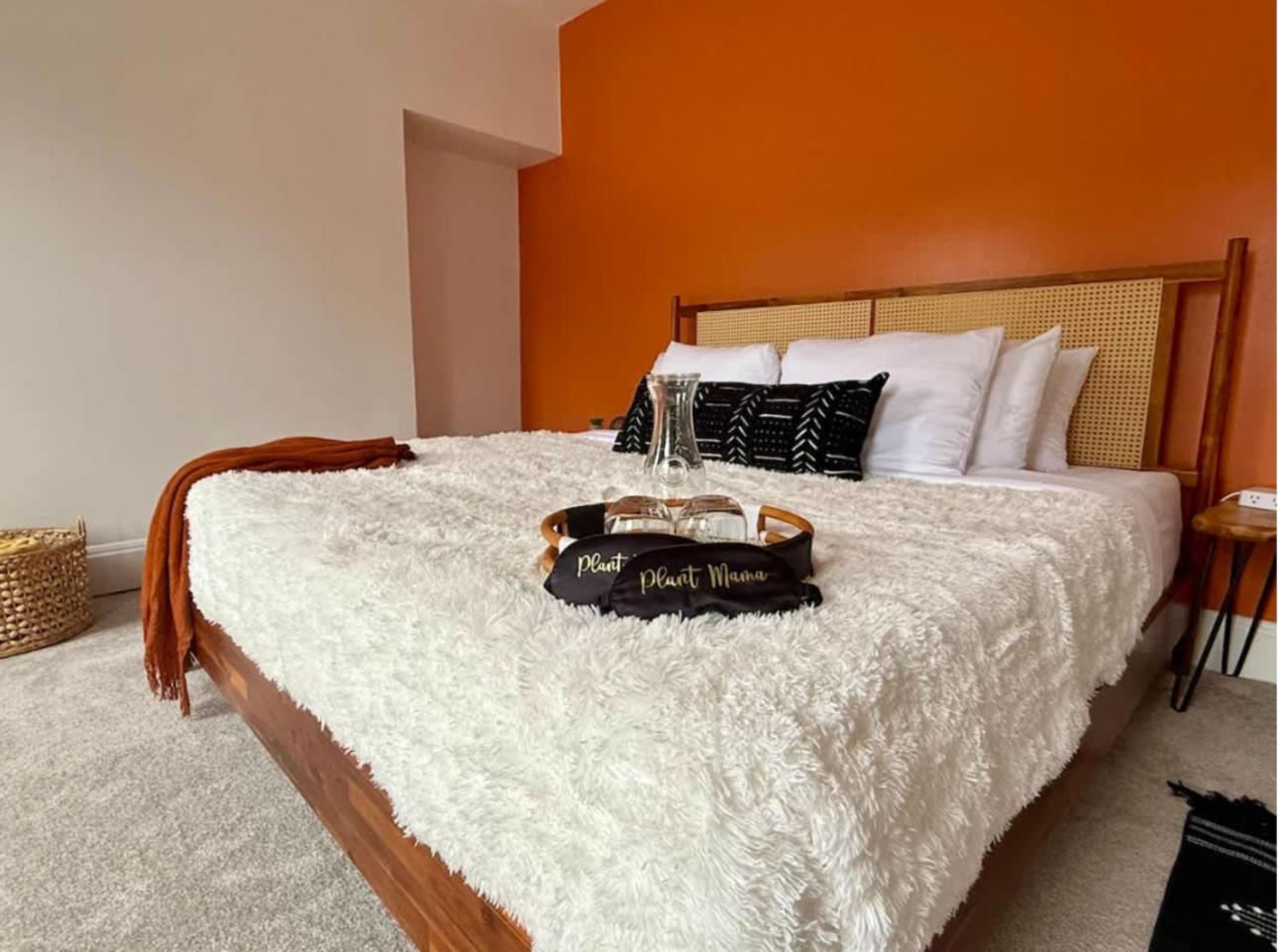 Jungle House Columbus Sleep 12 Downtown Ohio Free Parking - Near Convention Center & Nationwide Arena - 4BR Short North Luxury Home - Over 5,800 Five Star 