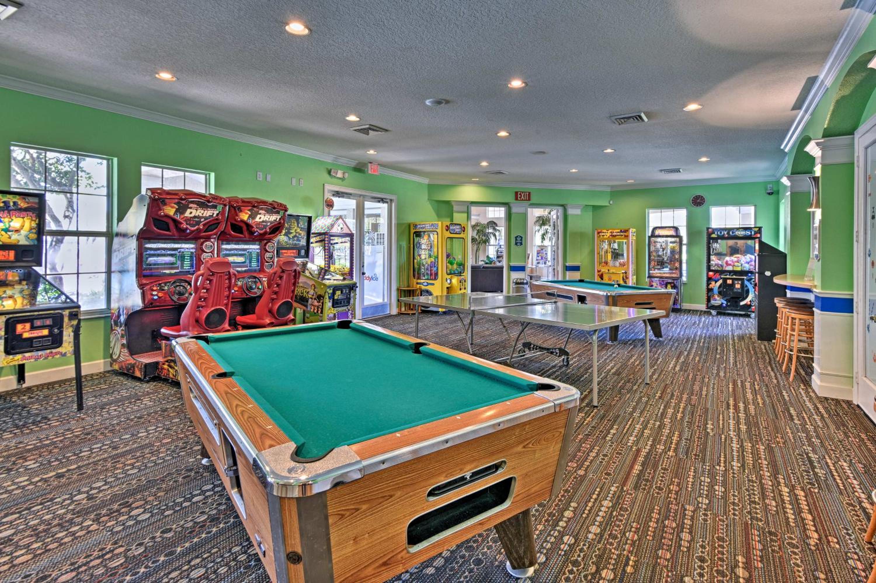 5 Mi to Disney Parks Family Home with Resort Perks!