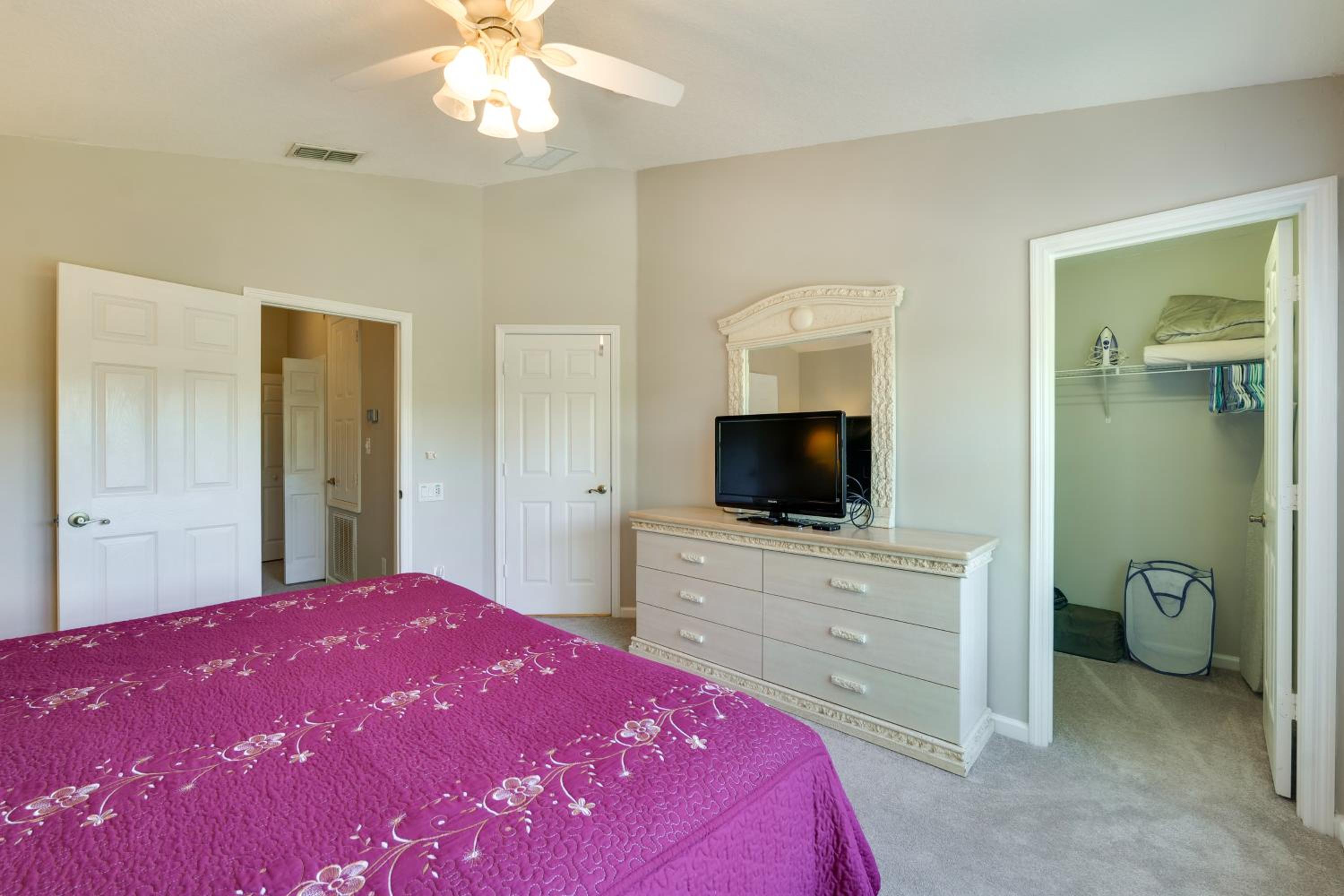 5 Mi to Disney Parks Family Home with Resort Perks!