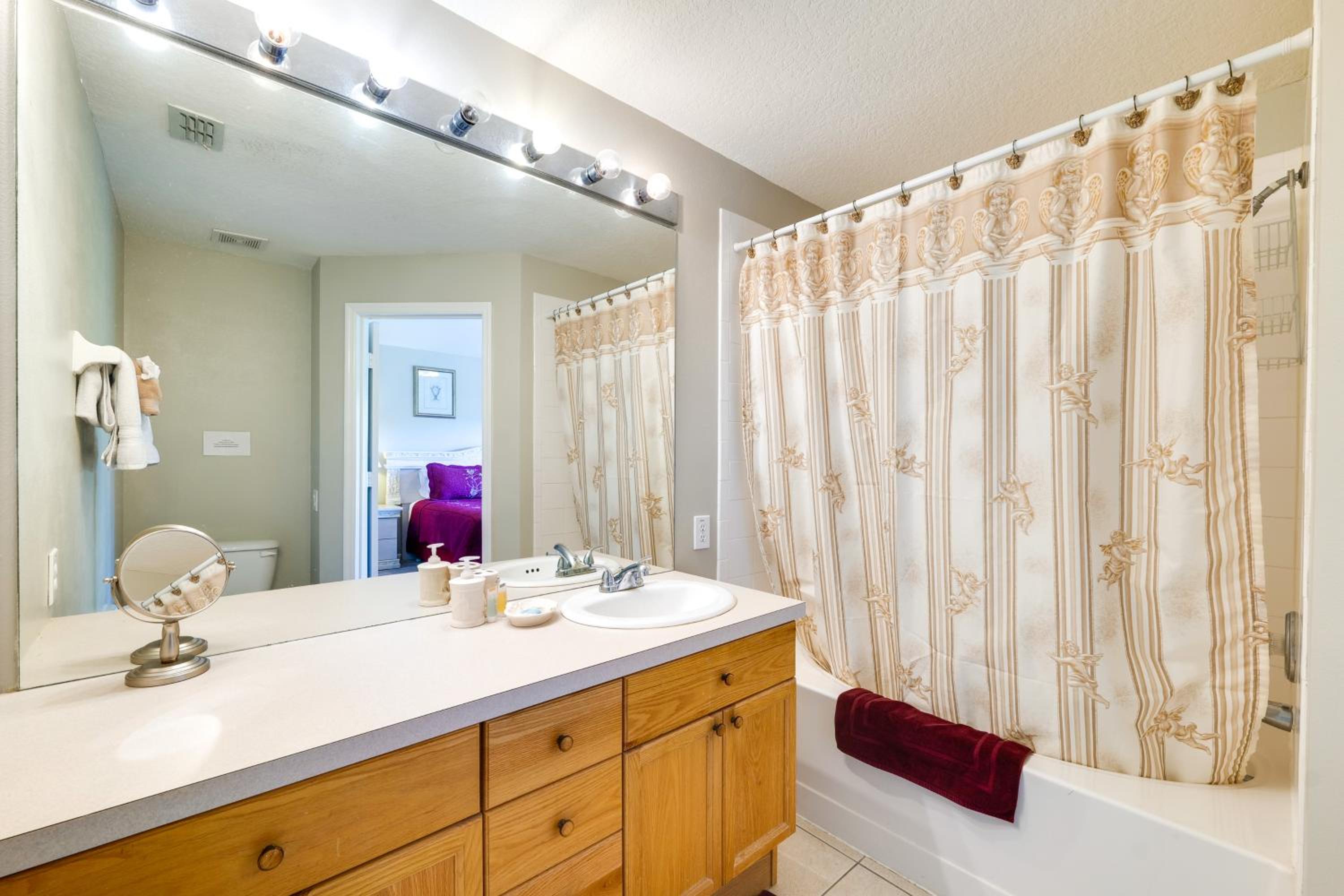 5 Mi to Disney Parks Family Home with Resort Perks!