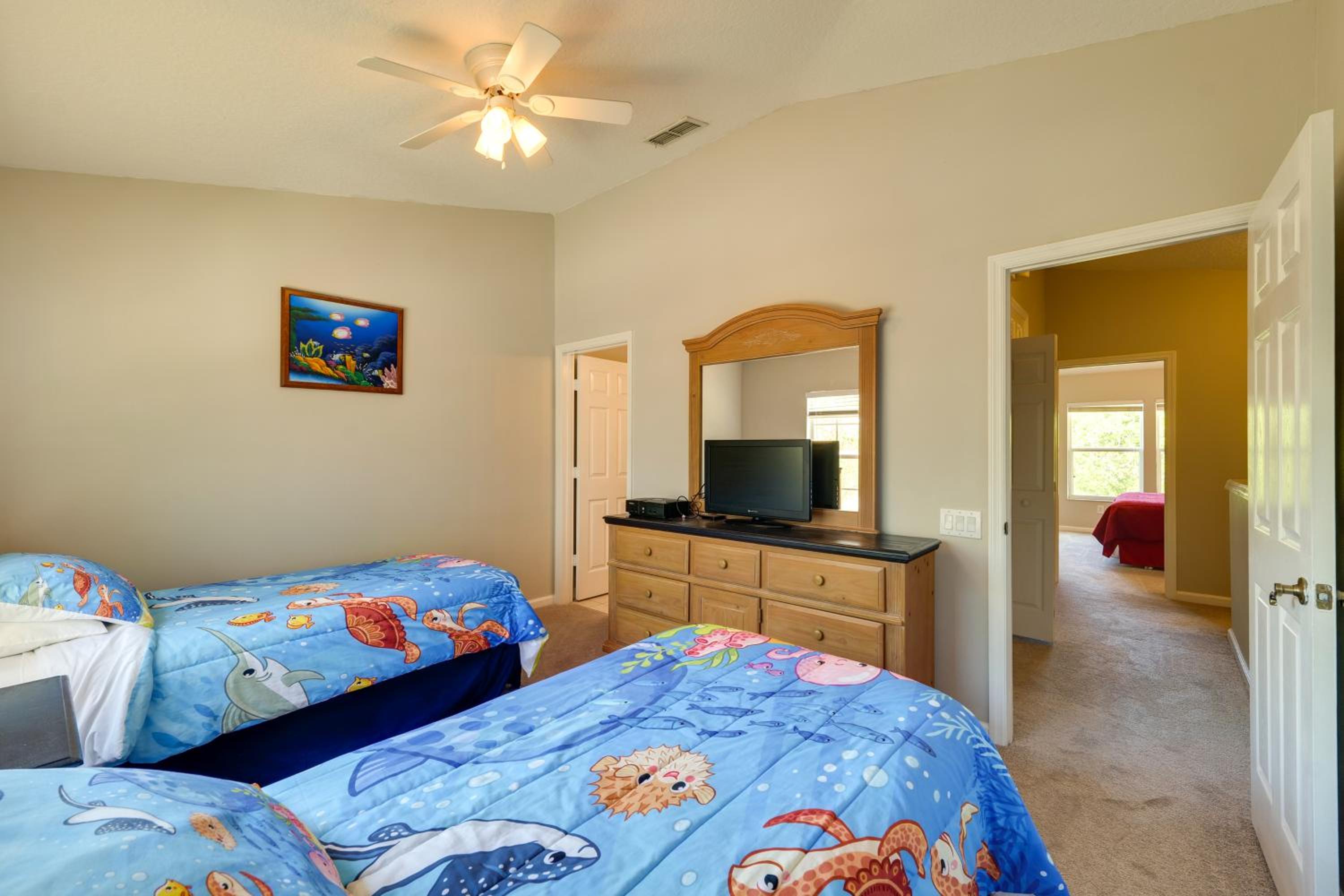 5 Mi to Disney Parks Family Home with Resort Perks!