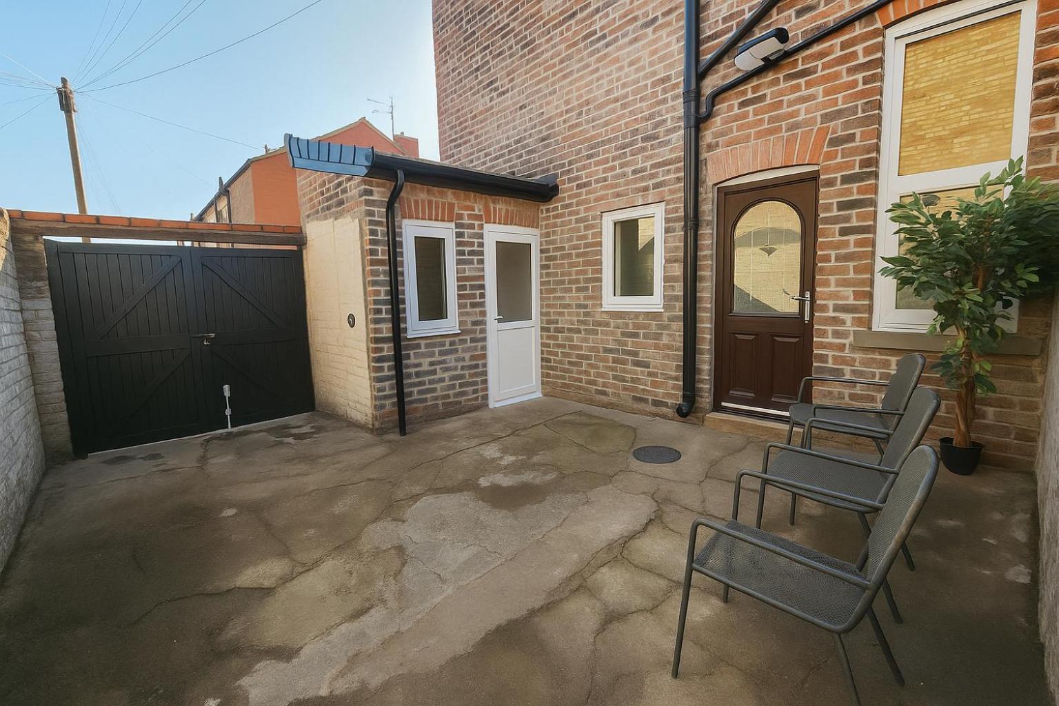 SidemerseyLivings - Step-Free 4BR Home, Ground Floor Bed & Bath, Private Gated Parking