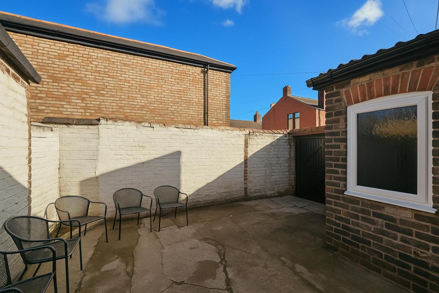 SidemerseyLivings - Step-Free 4BR Home, Ground Floor Bed & Bath, Private Gated Parking