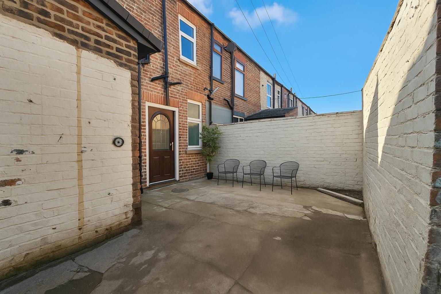 SidemerseyLivings - Step-Free 4BR Home, Ground Floor Bed & Bath, Private Gated Parking