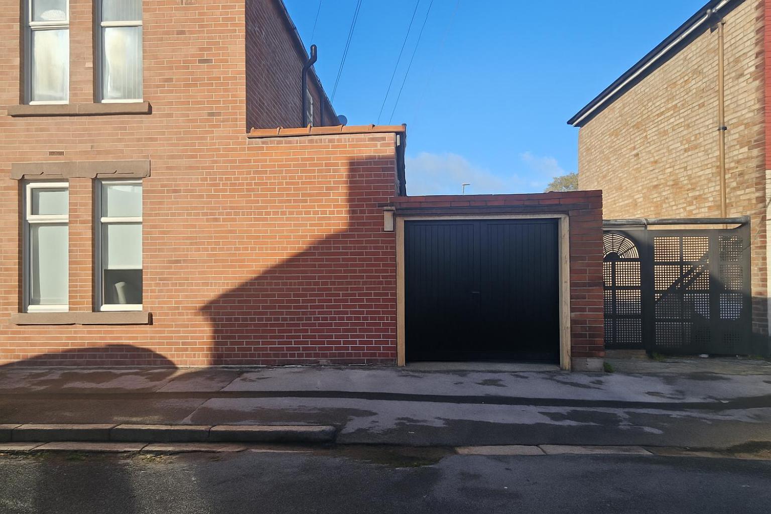 SidemerseyLivings - Step-Free 4BR Home, Ground Floor Bed & Bath, Private Gated Parking
