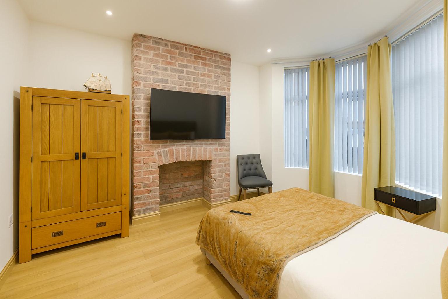 SidemerseyLivings - Step-Free 4BR Home, Ground Floor Bed & Bath, Private Gated Parking