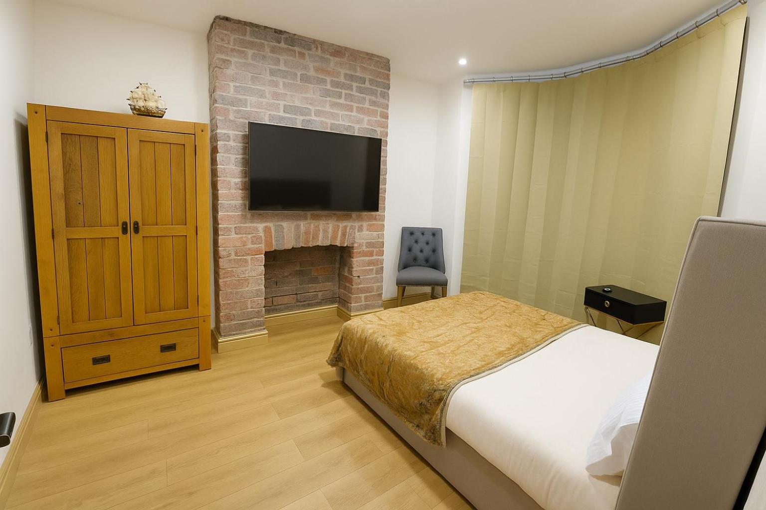 SidemerseyLivings - Step-Free 4BR Home, Ground Floor Bed & Bath, Private Gated Parking