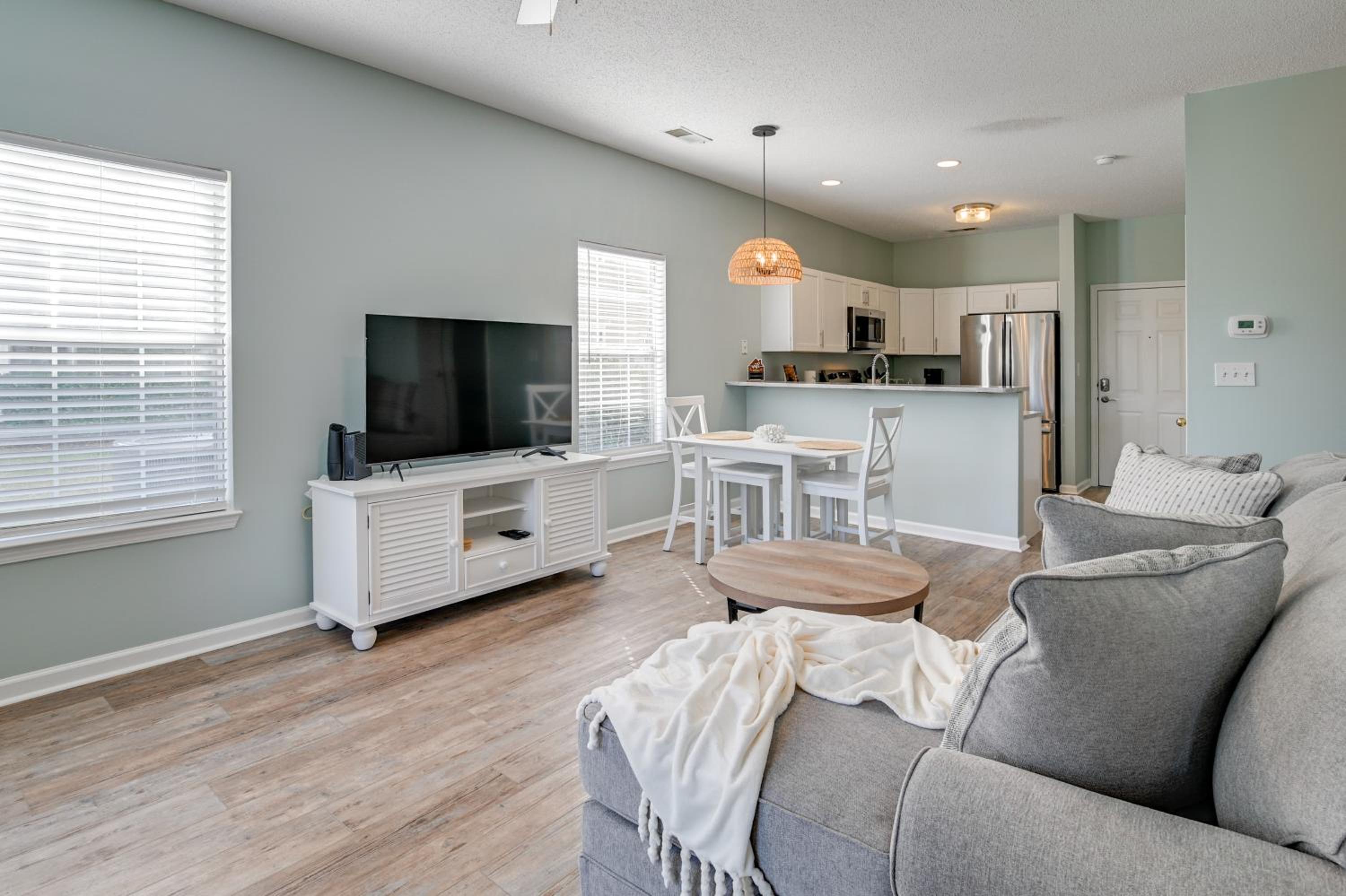 3 Mi to Surfside Beach! 1st-Floor End Unit with Pool