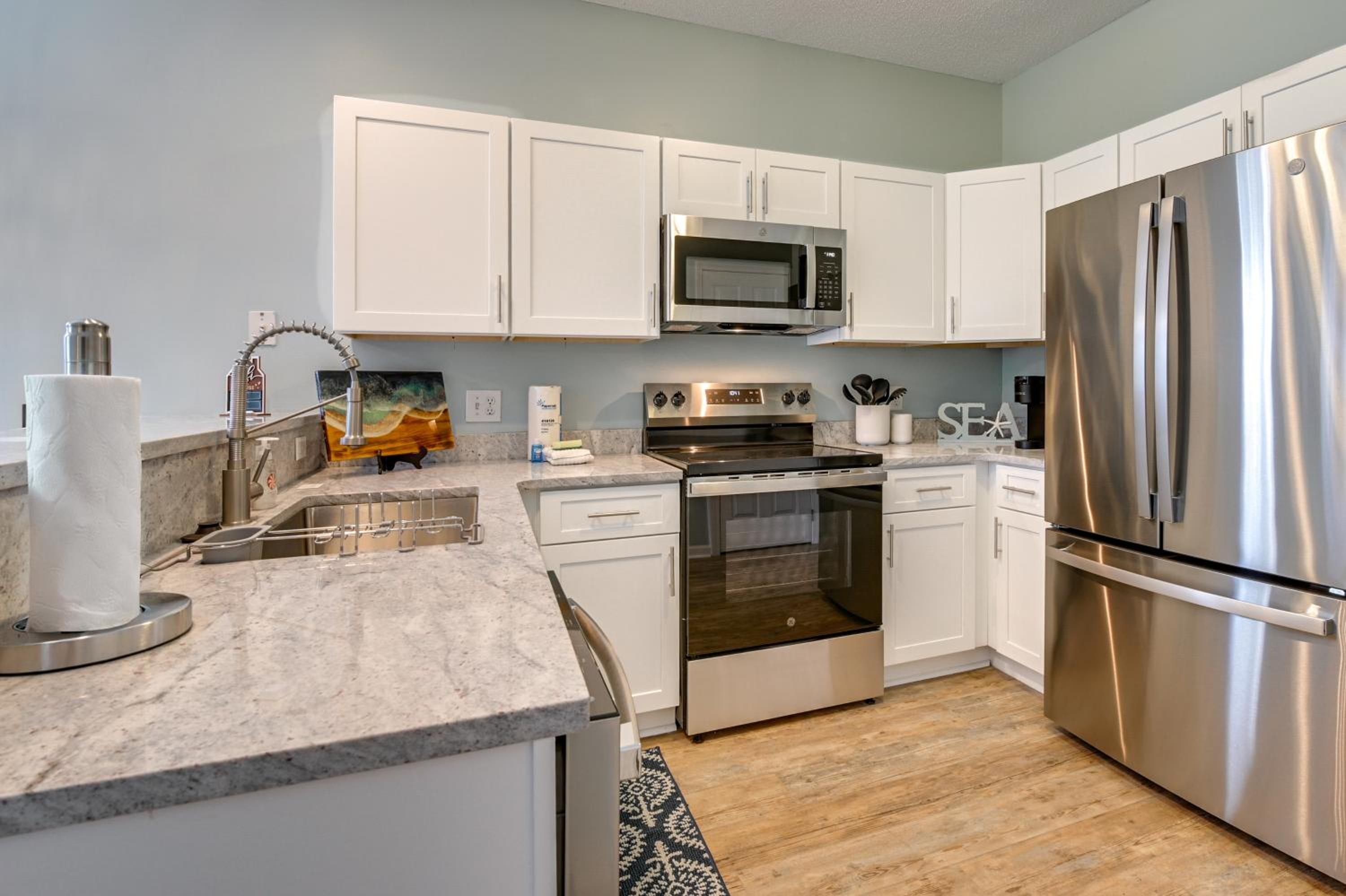 3 Mi to Surfside Beach! 1st-Floor End Unit with Pool
