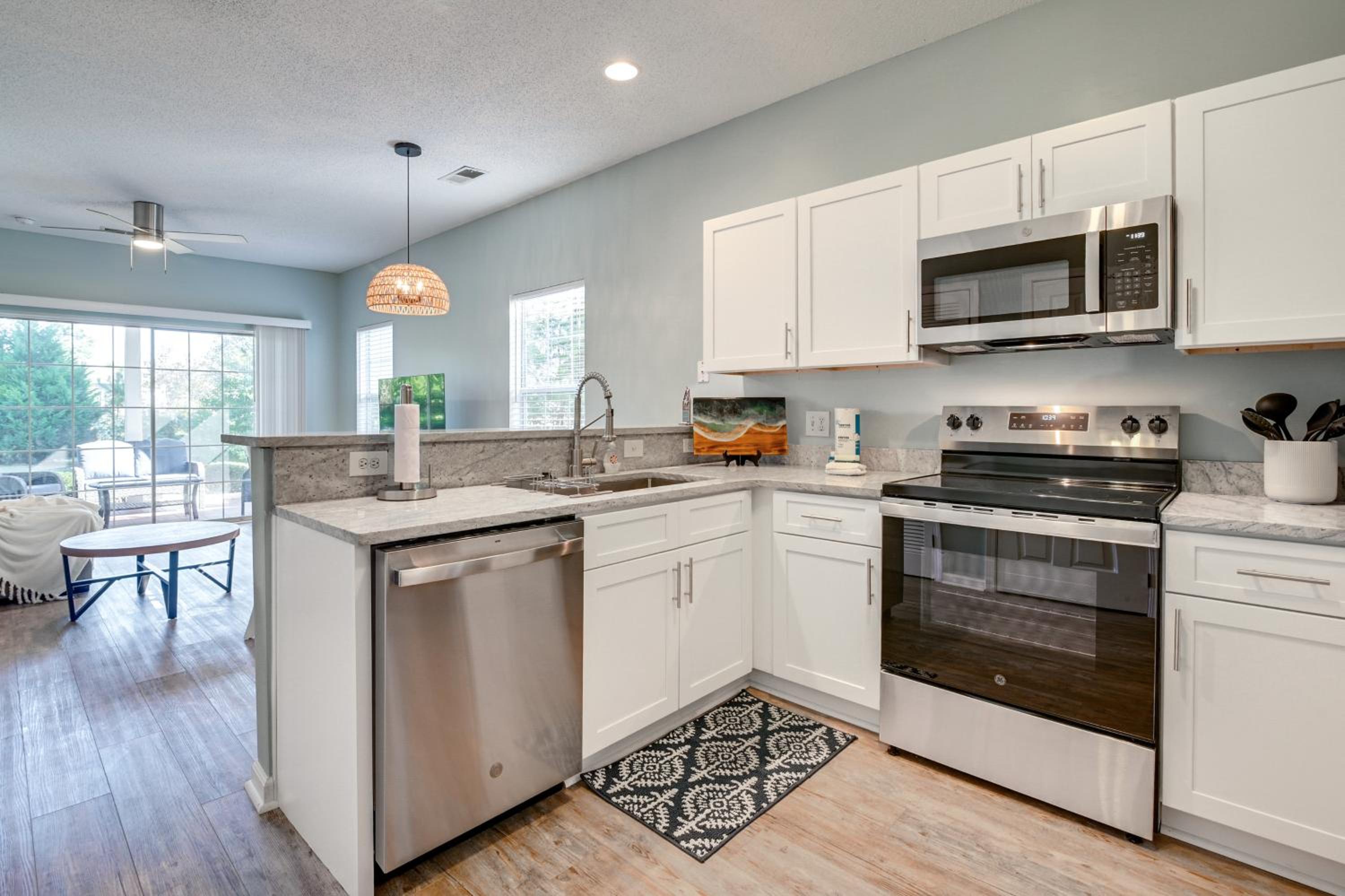 3 Mi to Surfside Beach! 1st-Floor End Unit with Pool