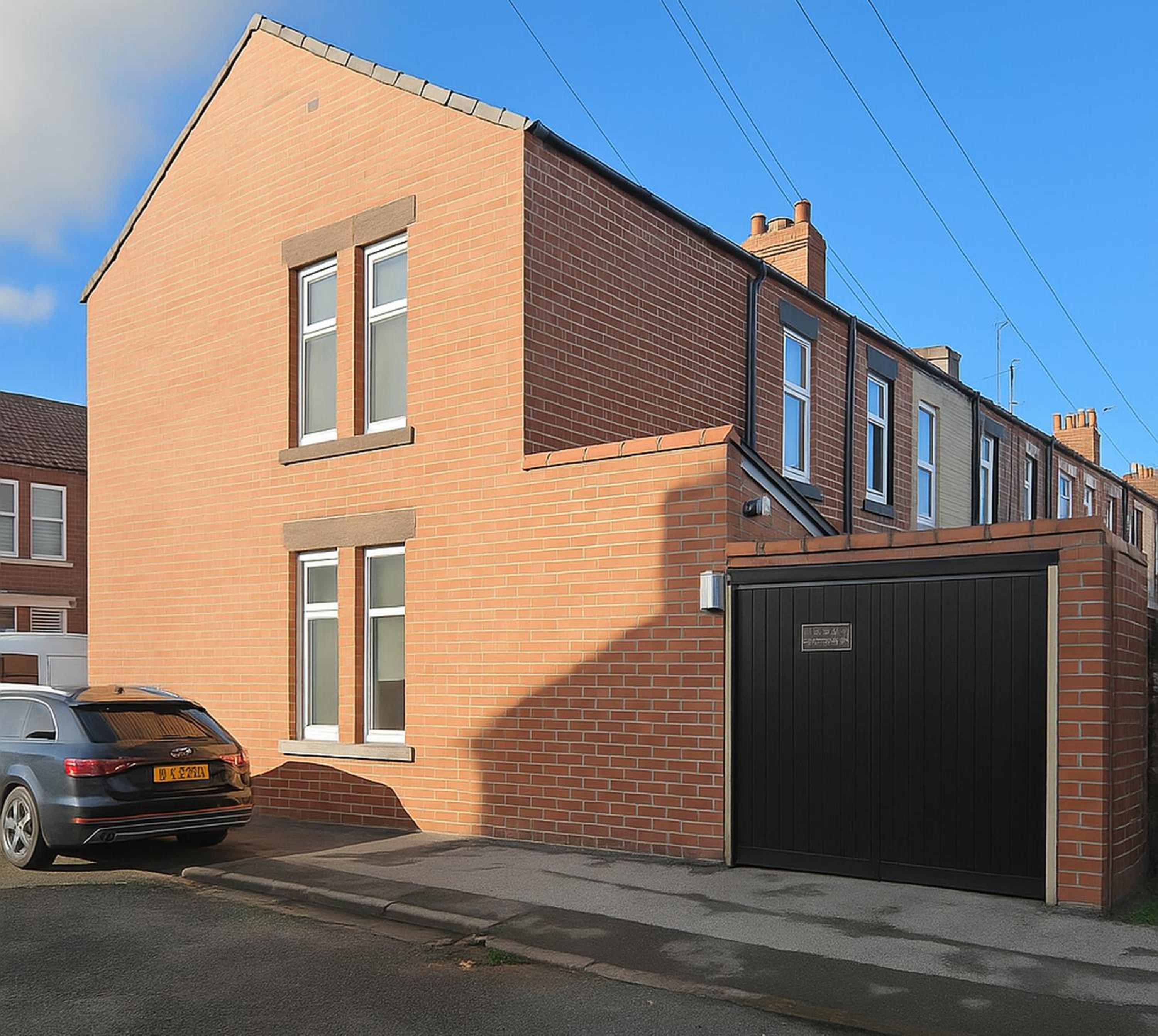 SidemerseyLivings - Step-Free 4BR Home, Ground Floor Bed & Bath, Private Gated Parking