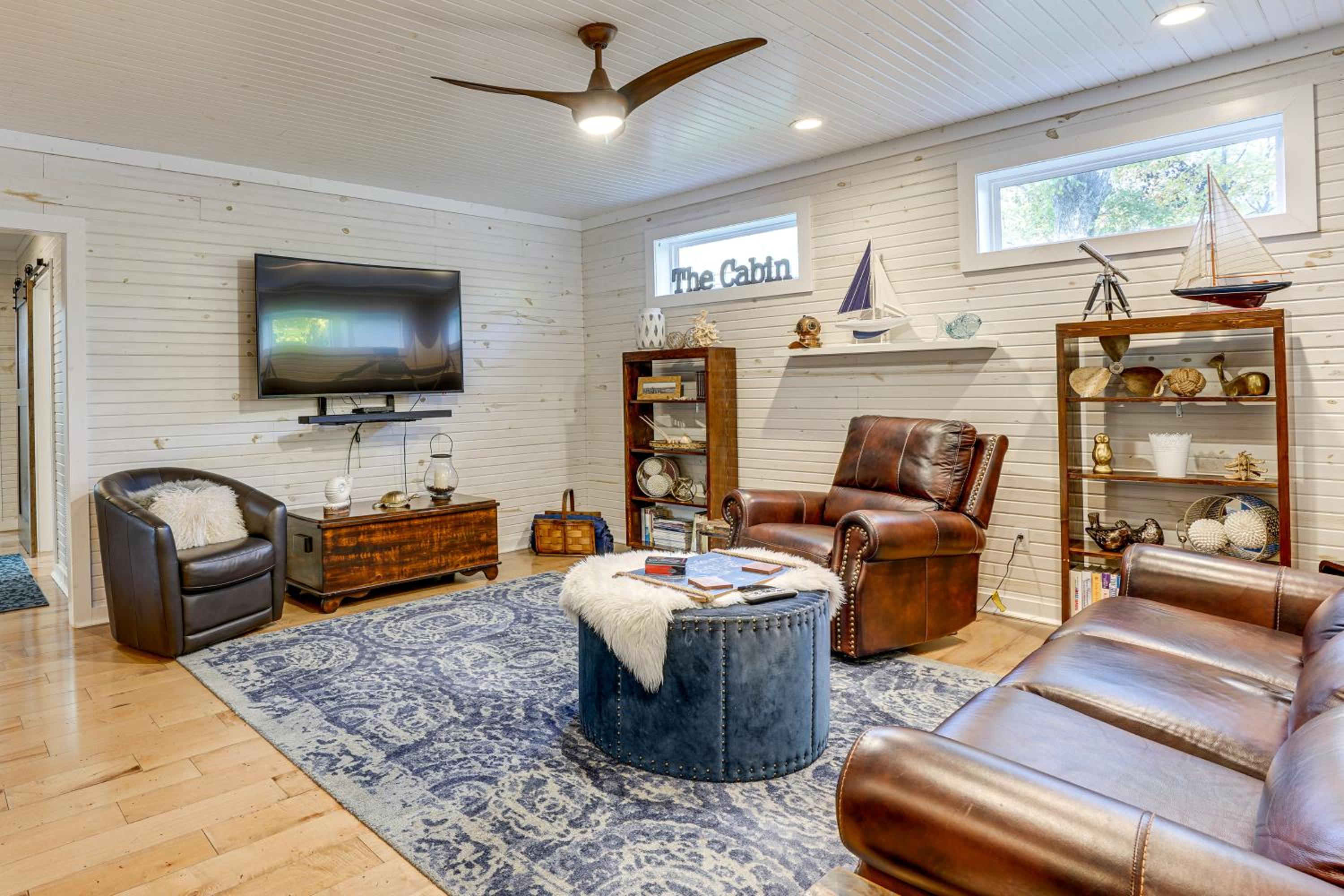 Walk to Marina and Beach Charming Home in Hardin