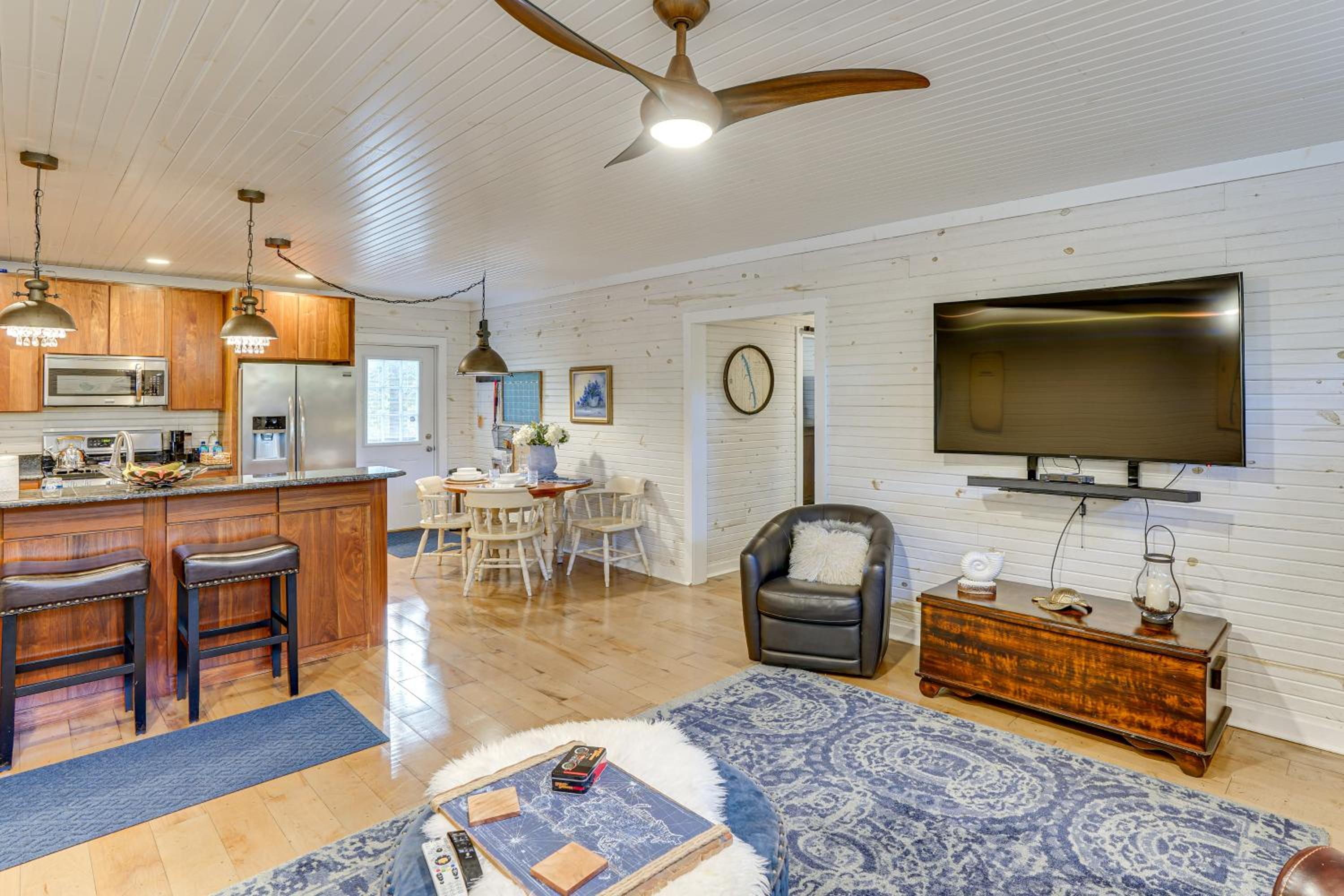 Walk to Marina and Beach Charming Home in Hardin
