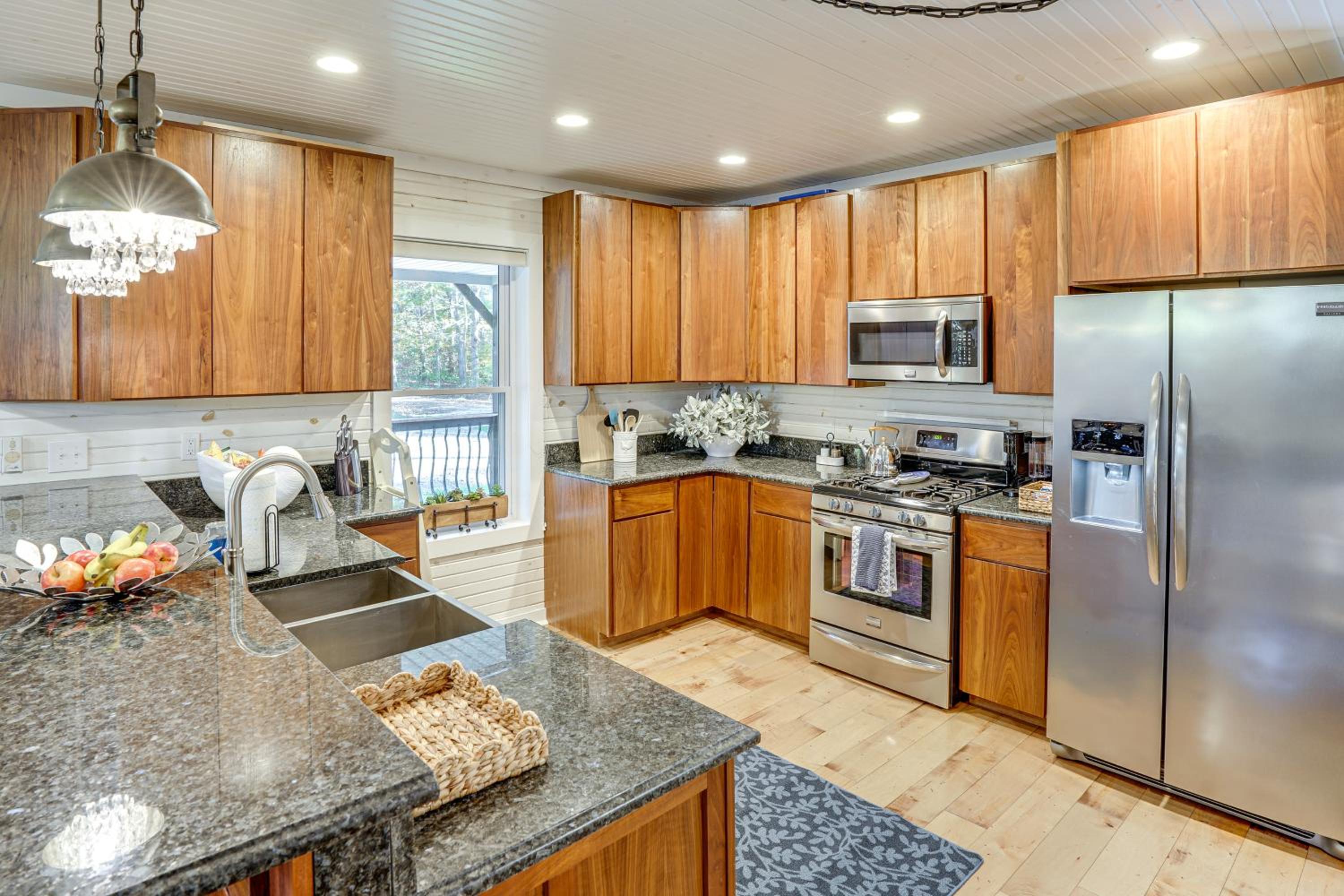 Walk to Marina and Beach Charming Home in Hardin