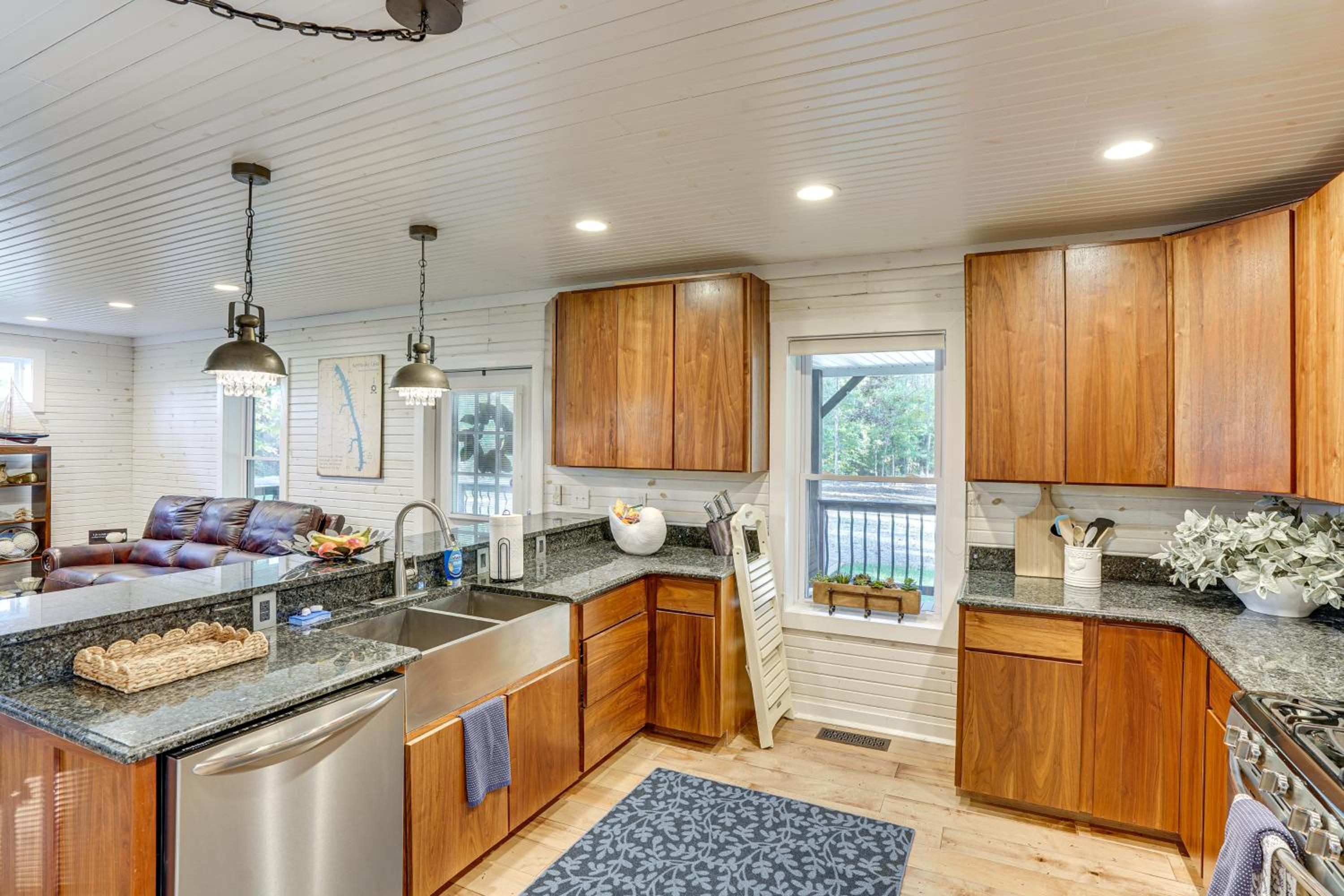 Walk to Marina and Beach Charming Home in Hardin