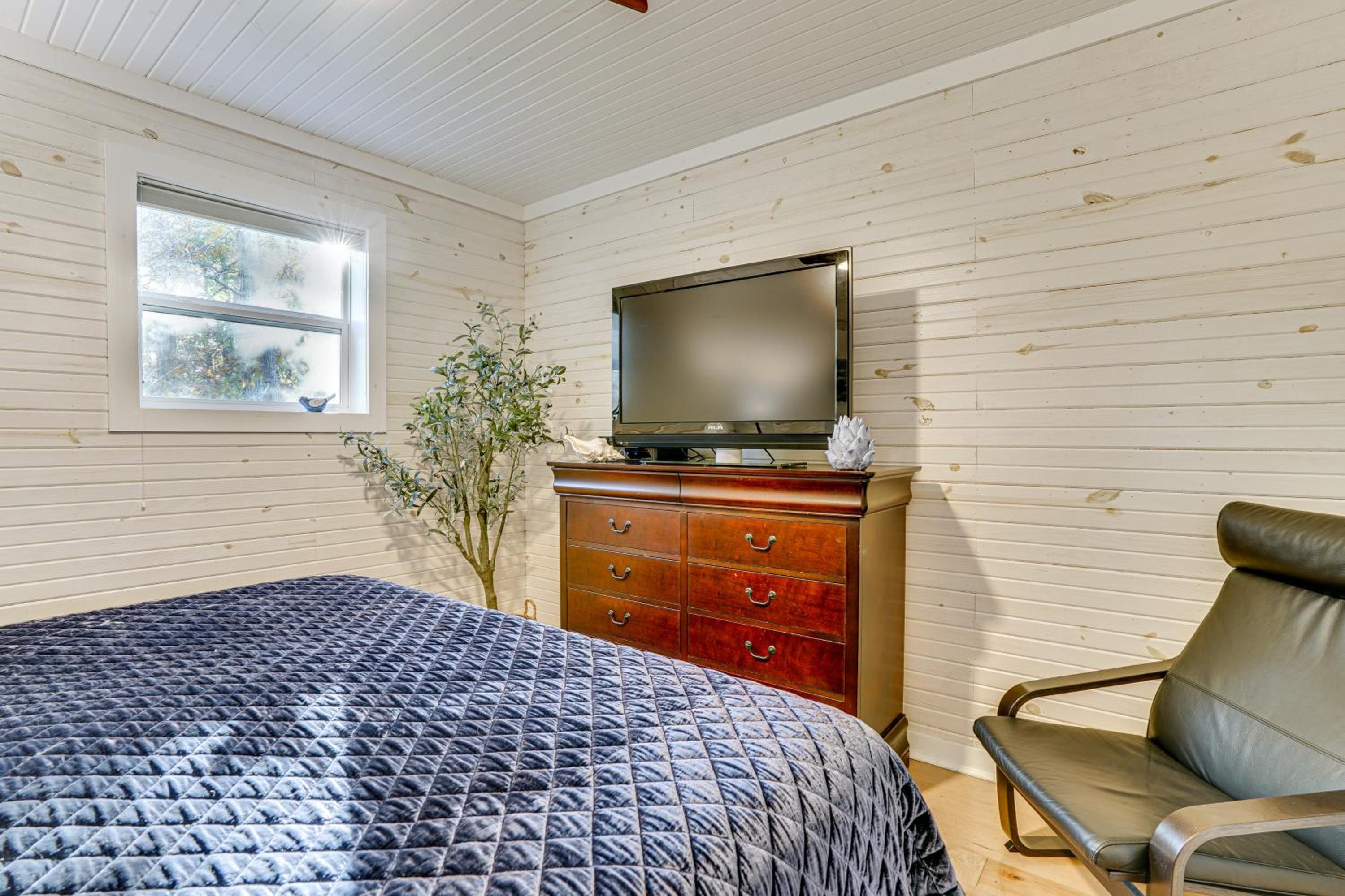 Walk to Marina and Beach Charming Home in Hardin