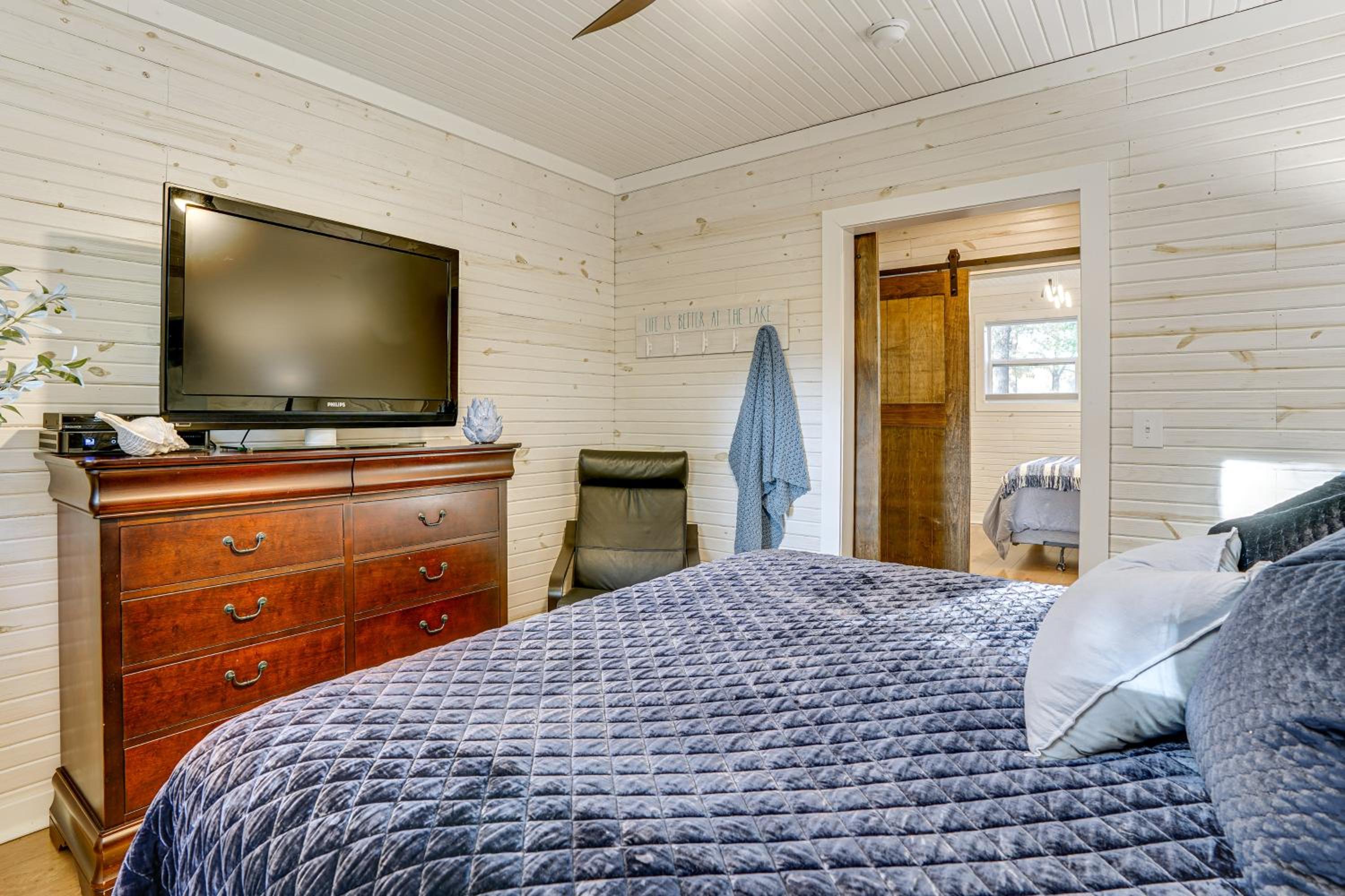 Walk to Marina and Beach Charming Home in Hardin