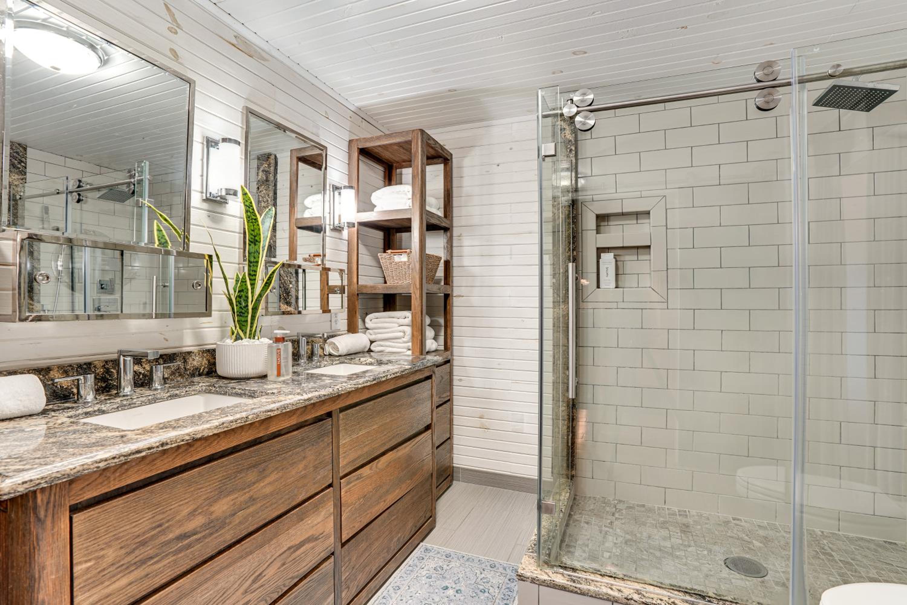 Walk to Marina and Beach Charming Home in Hardin