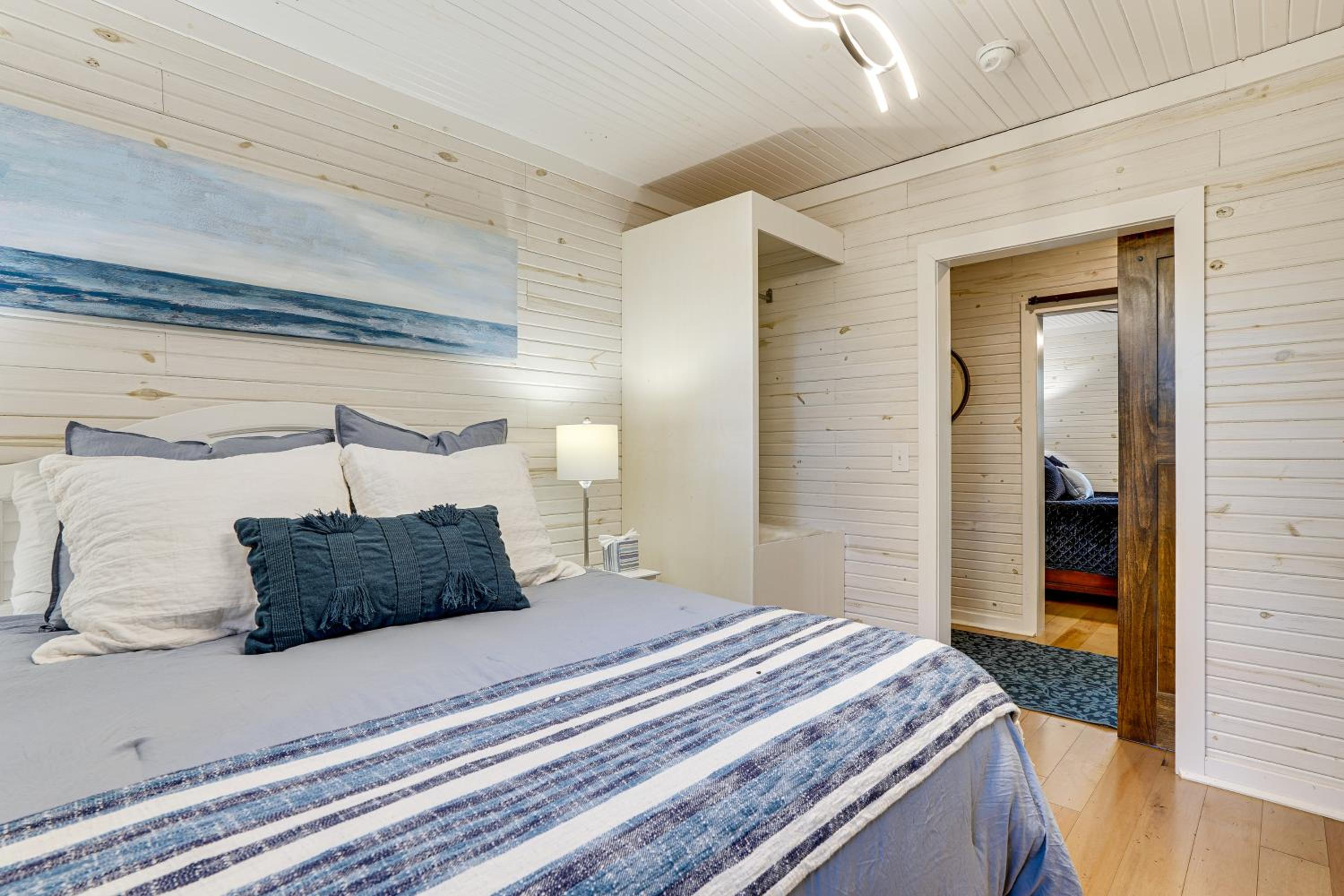 Walk to Marina and Beach Charming Home in Hardin