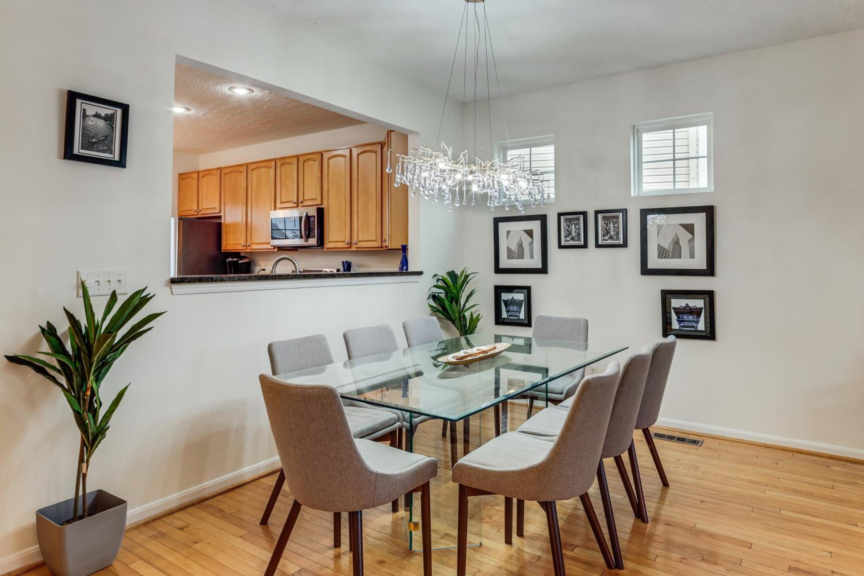 1 Mi to Dtwn Cincinnati Spacious Townhome with Deck