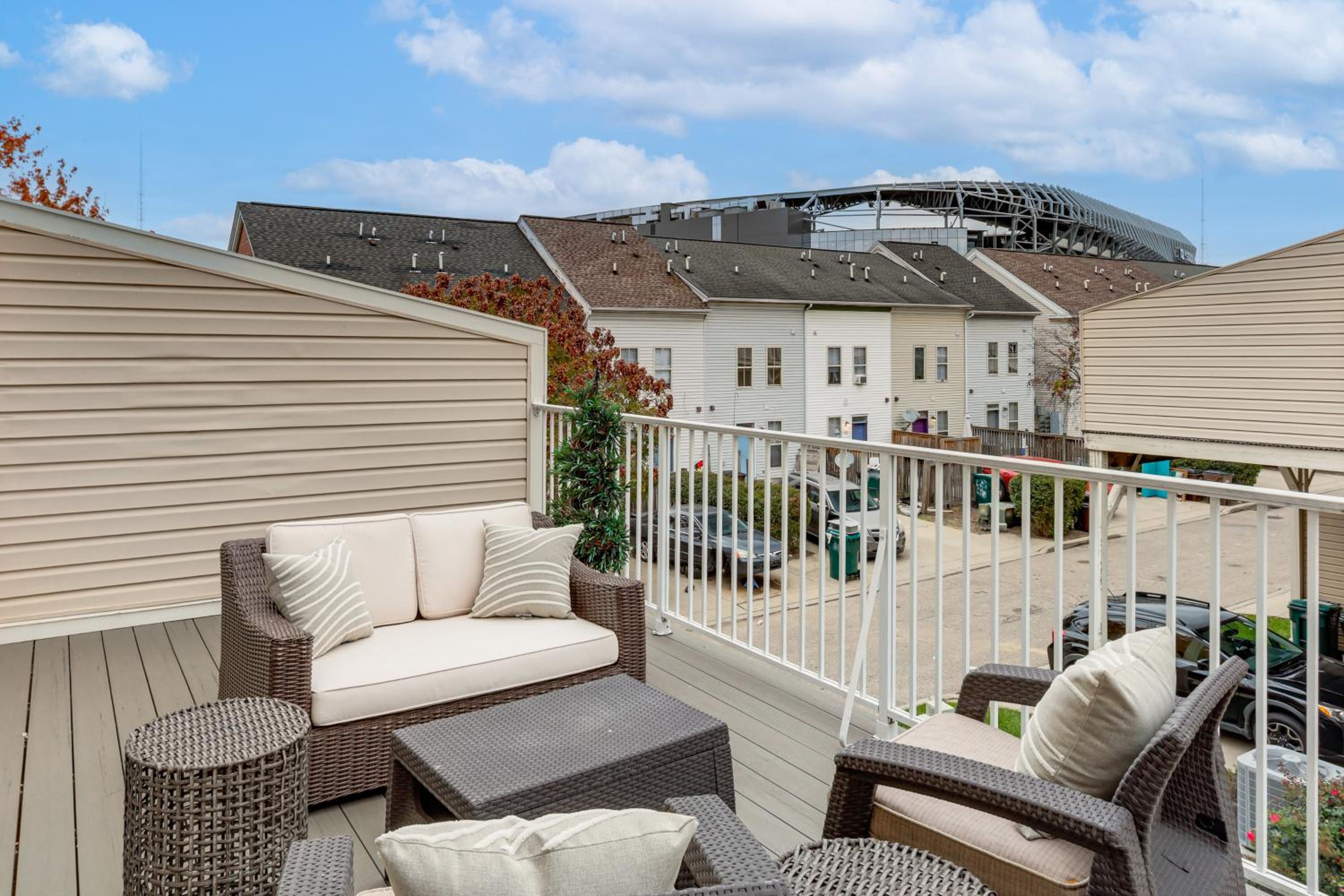 1 Mi to Dtwn Cincinnati Spacious Townhome with Deck