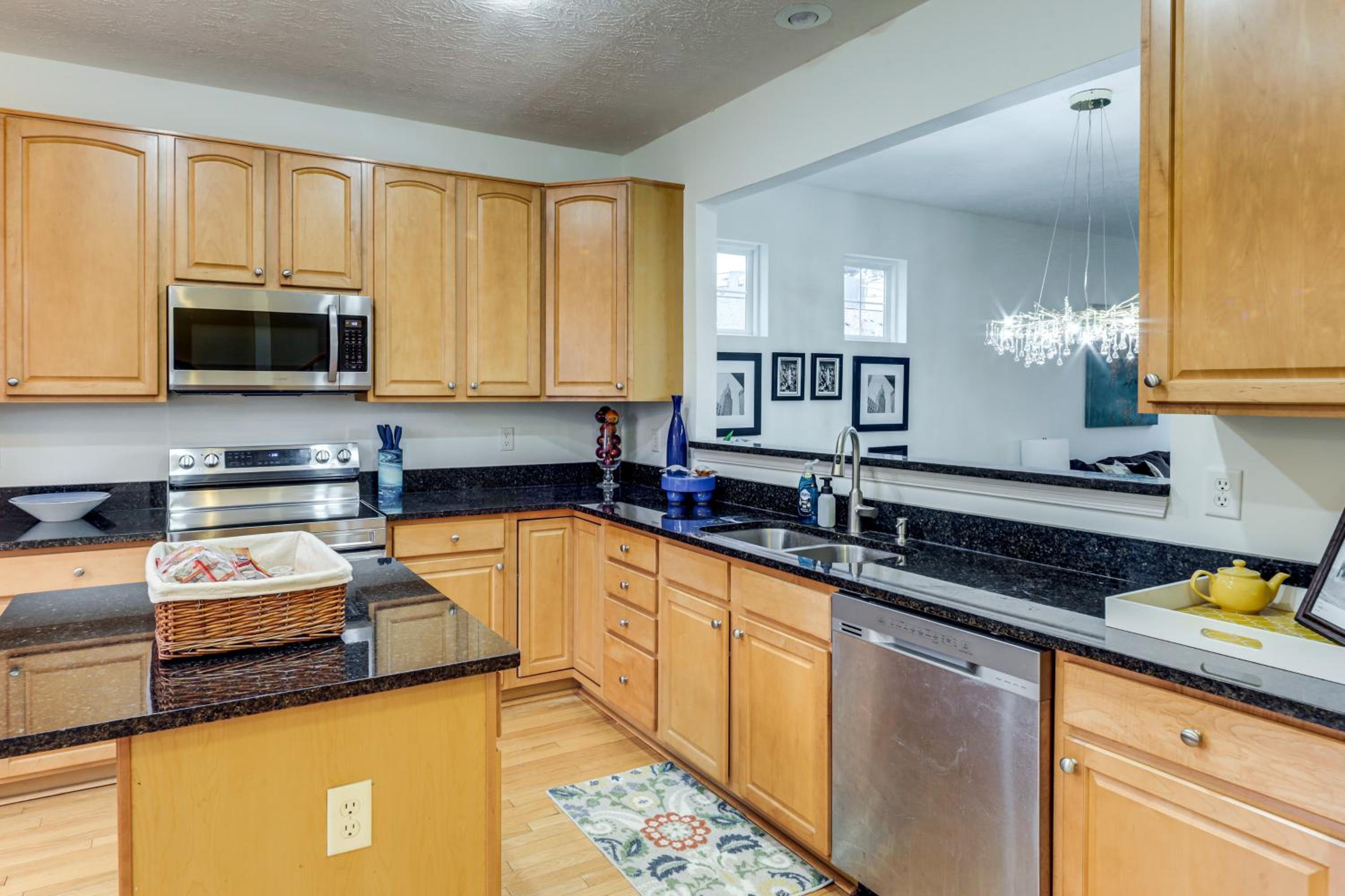 1 Mi to Dtwn Cincinnati Spacious Townhome with Deck