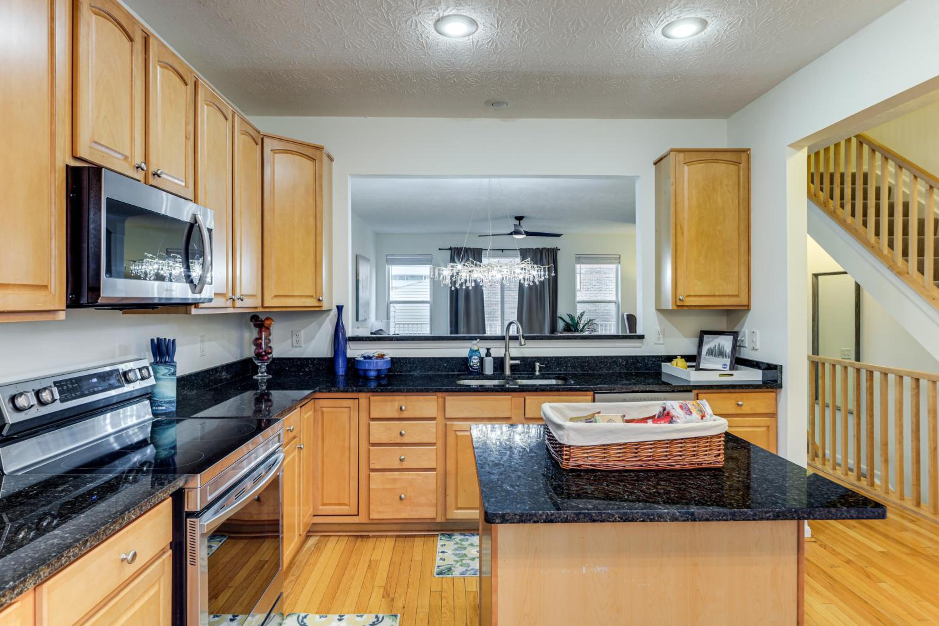 1 Mi to Dtwn Cincinnati Spacious Townhome with Deck