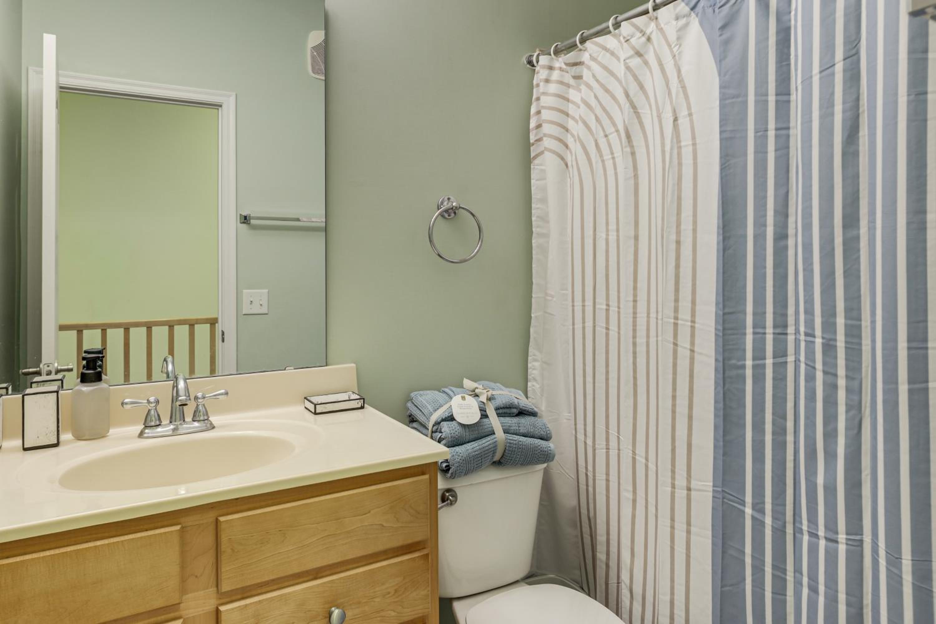 1 Mi to Dtwn Cincinnati Spacious Townhome with Deck