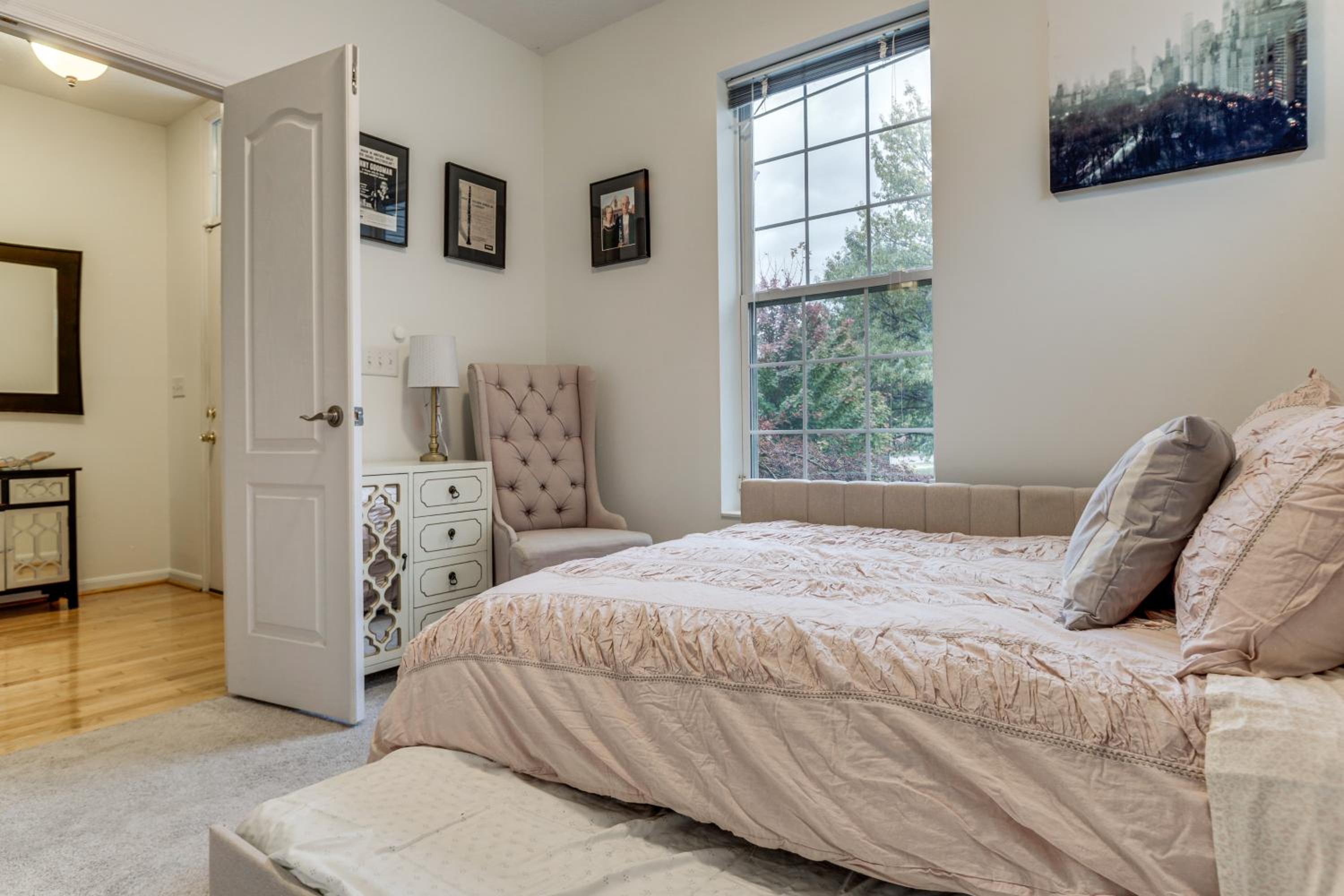 1 Mi to Dtwn Cincinnati Spacious Townhome with Deck