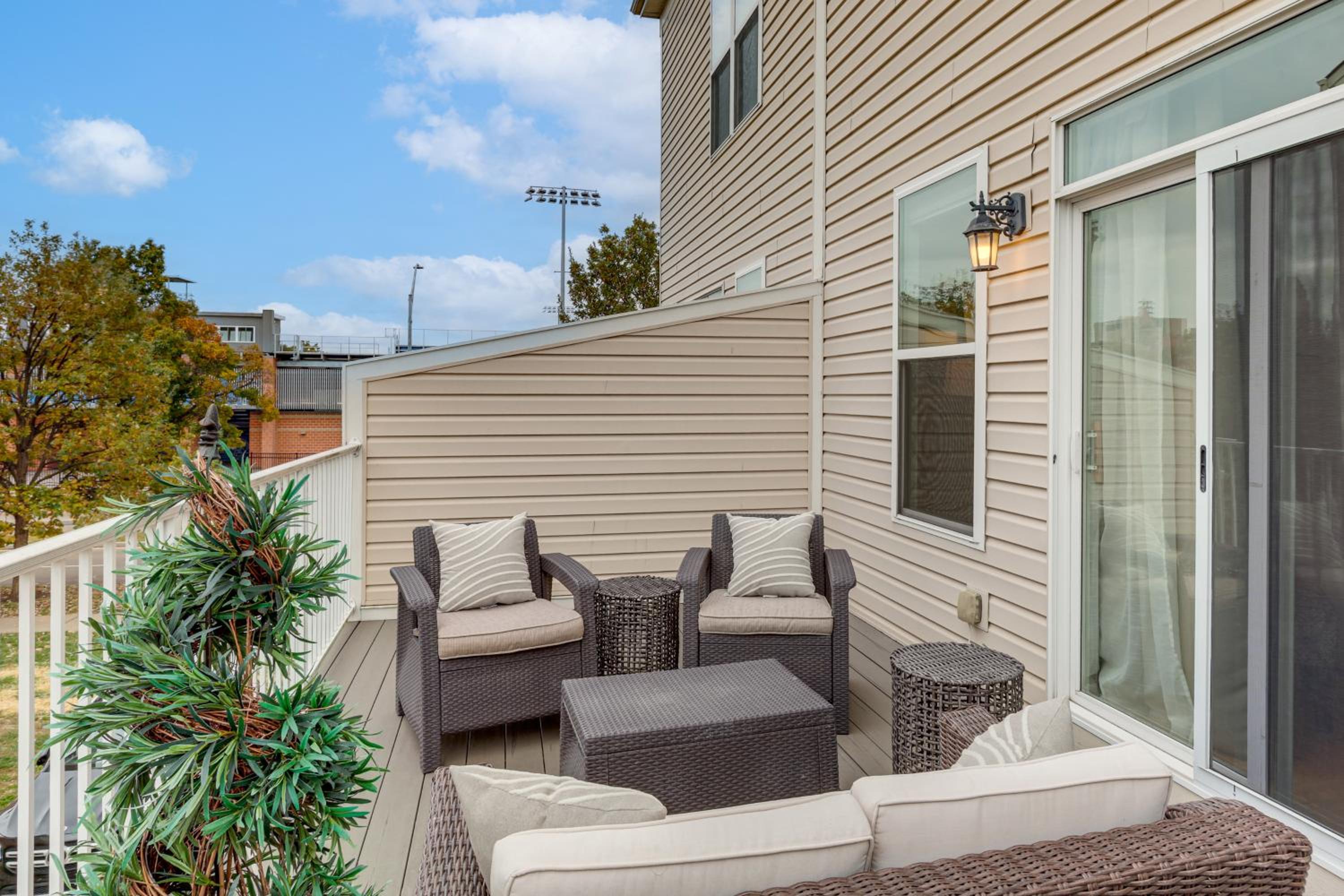 1 Mi to Dtwn Cincinnati Spacious Townhome with Deck