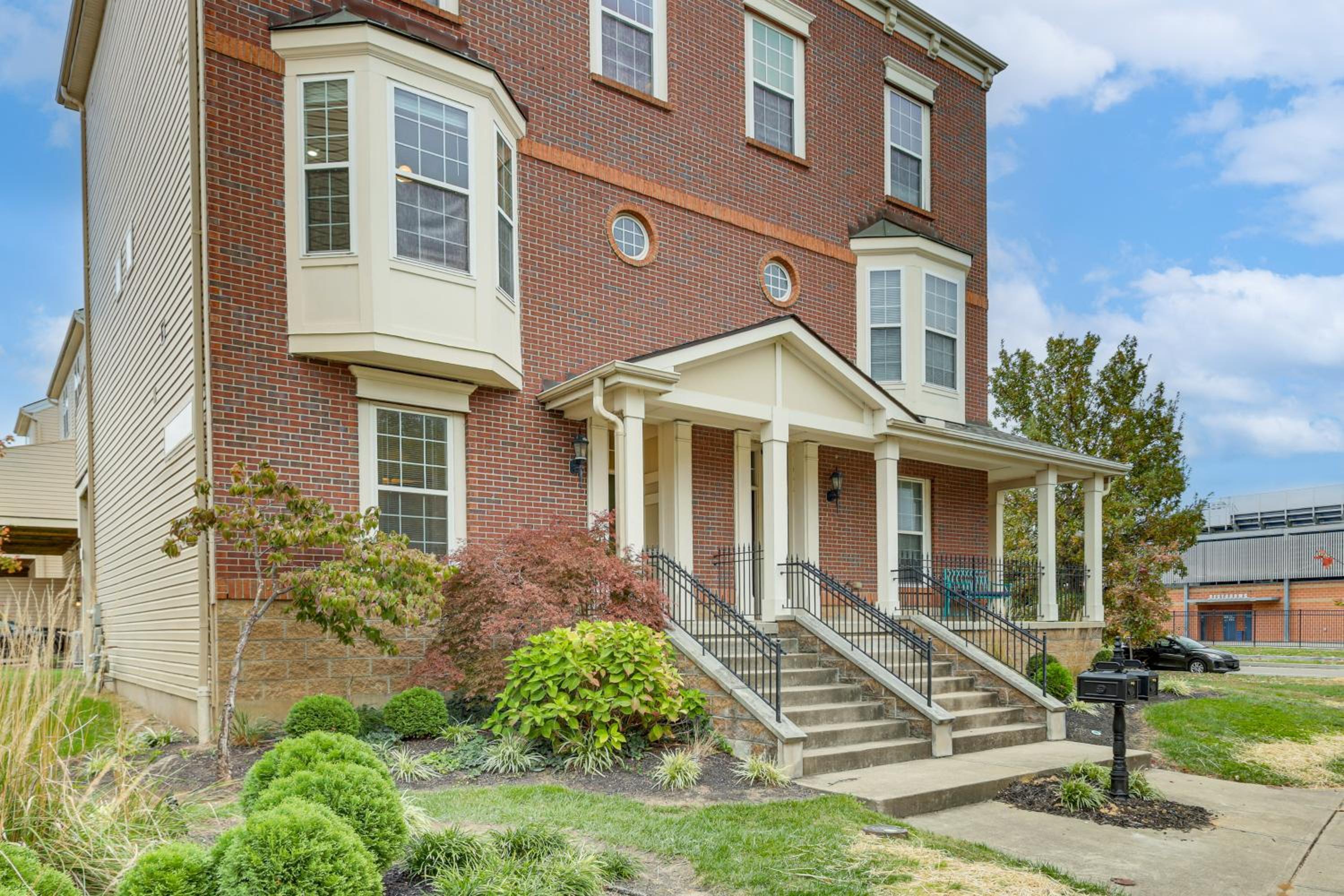 1 Mi to Dtwn Cincinnati Spacious Townhome with Deck