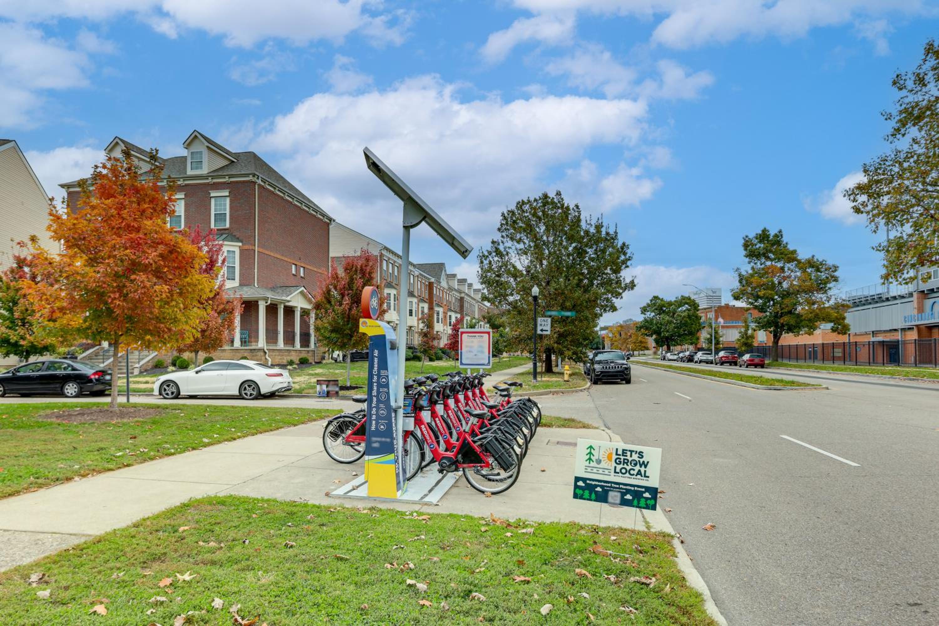 1 Mi to Dtwn Cincinnati Spacious Townhome with Deck