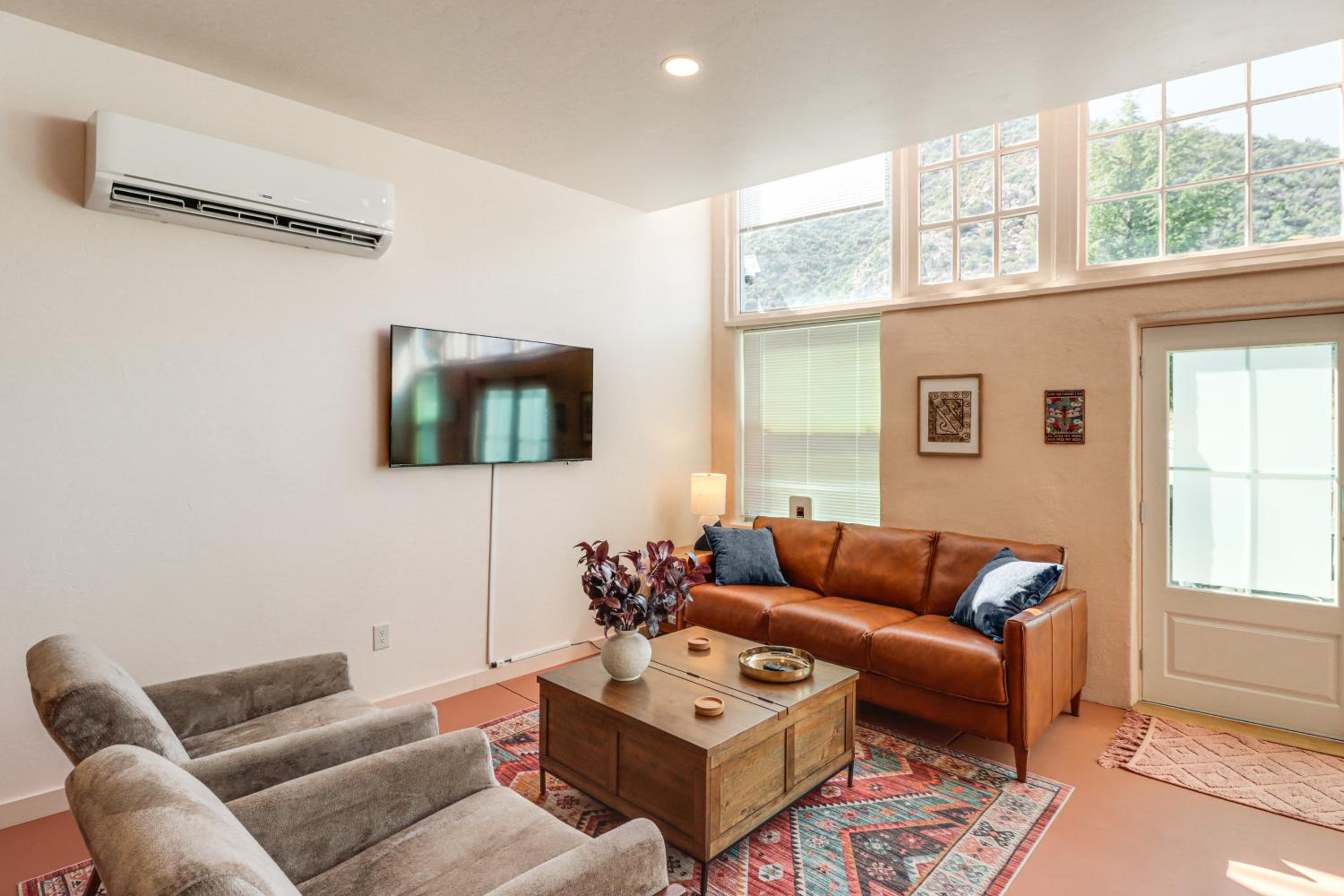 Right on Main Street! Mtn-View Bisbee Hideaway