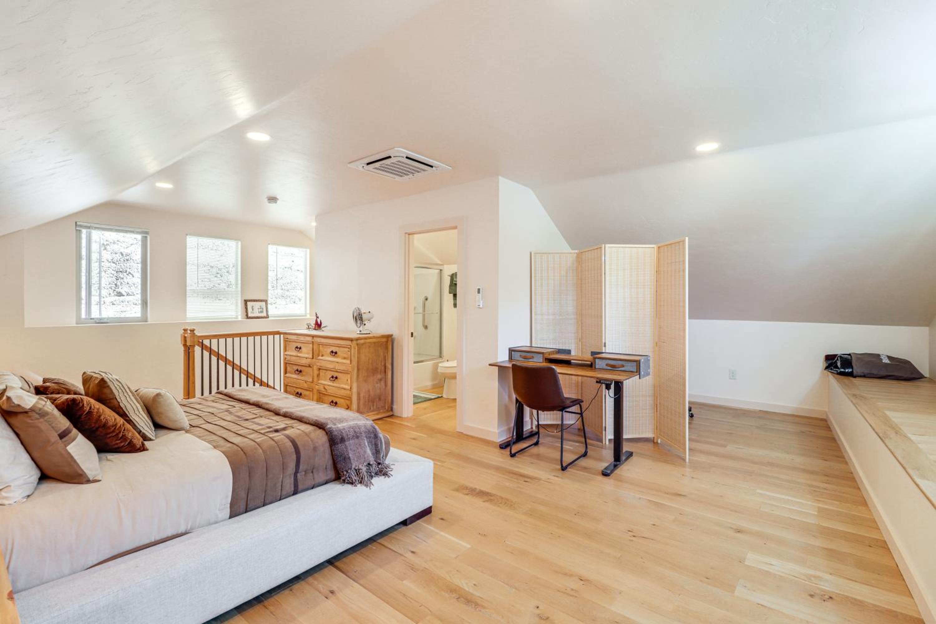 Right on Main Street! Mtn-View Bisbee Hideaway