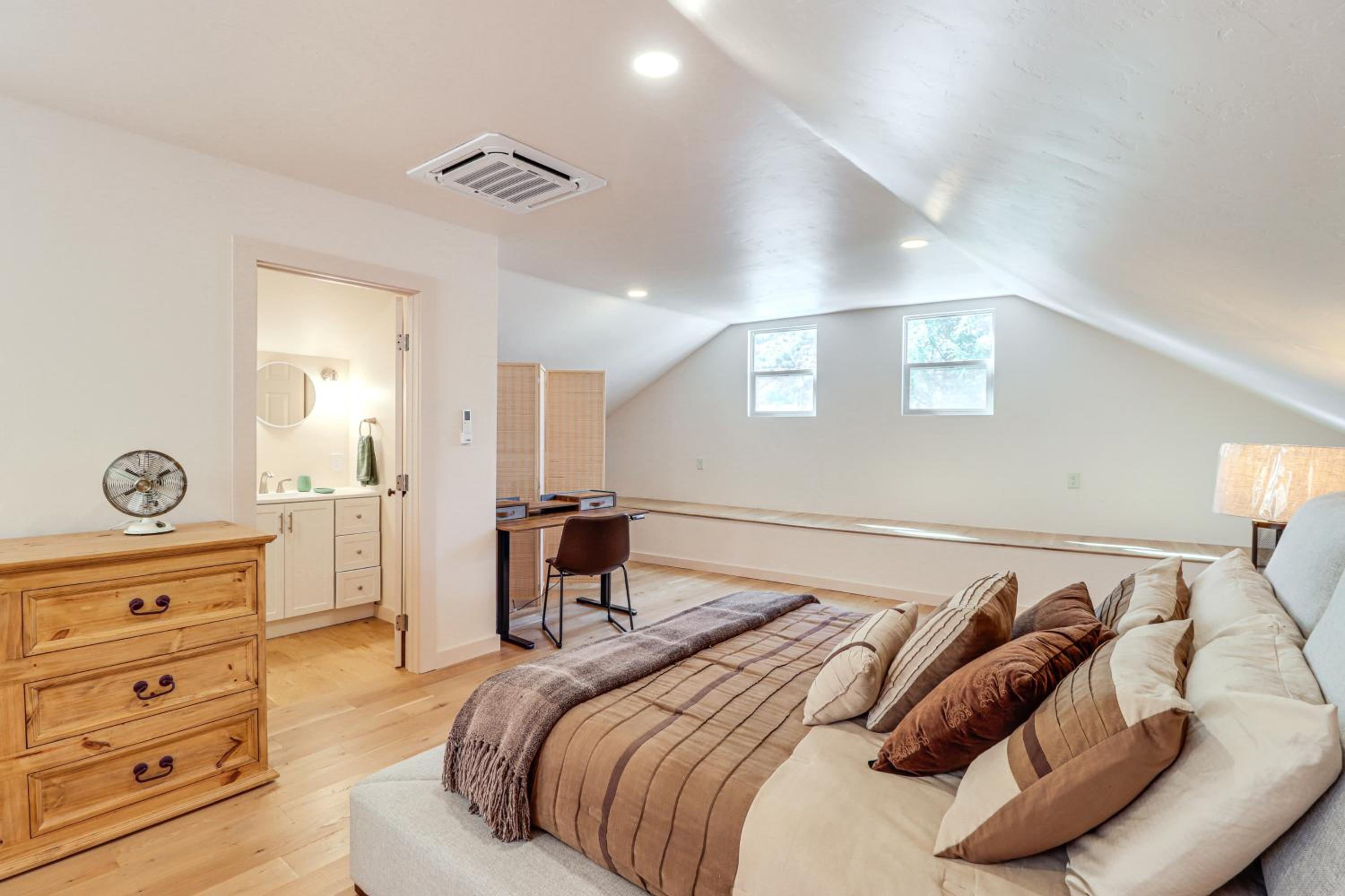 Right on Main Street! Mtn-View Bisbee Hideaway