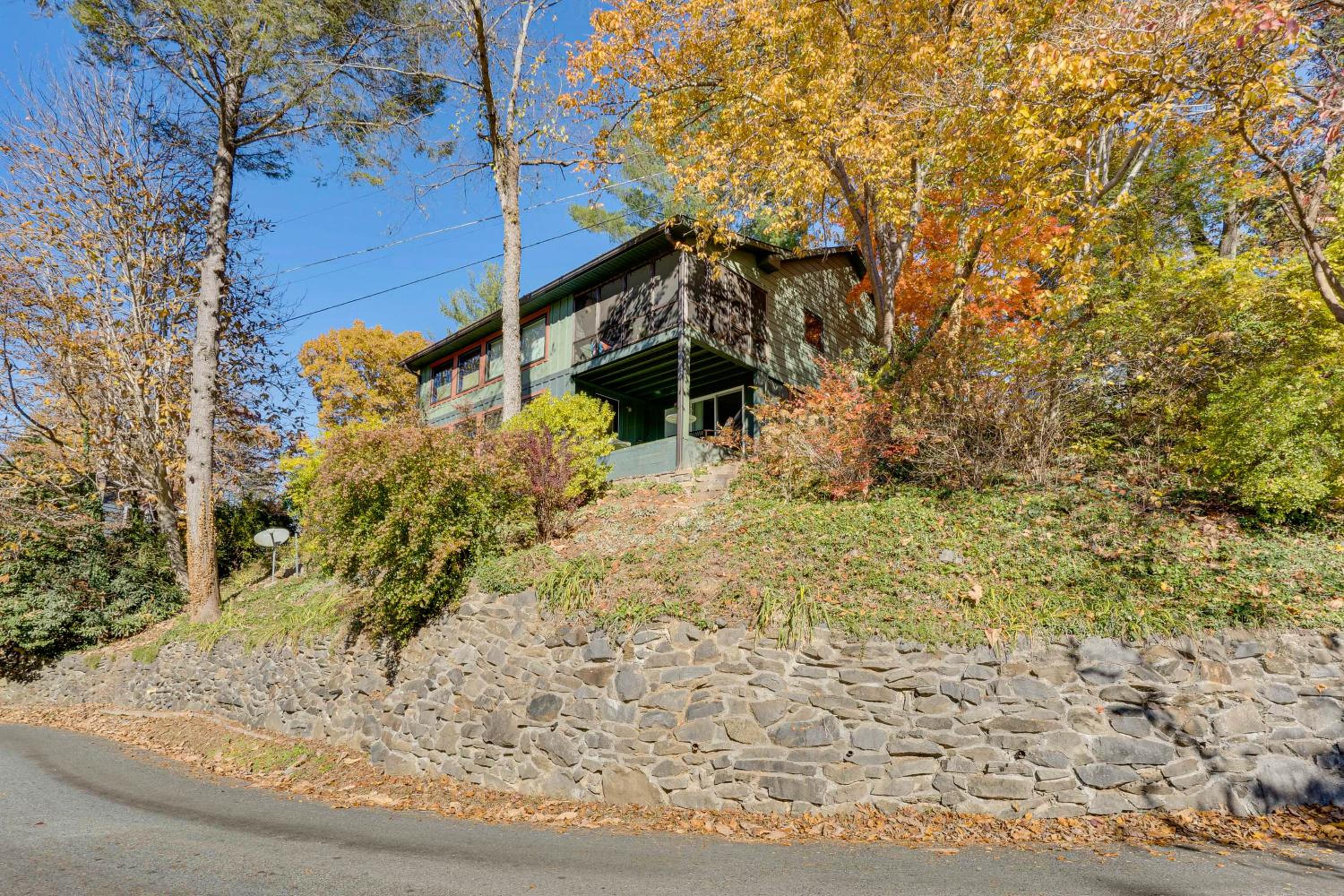 Casa Alcoa Mtn-View Apt Over Santeetlah Lake!
