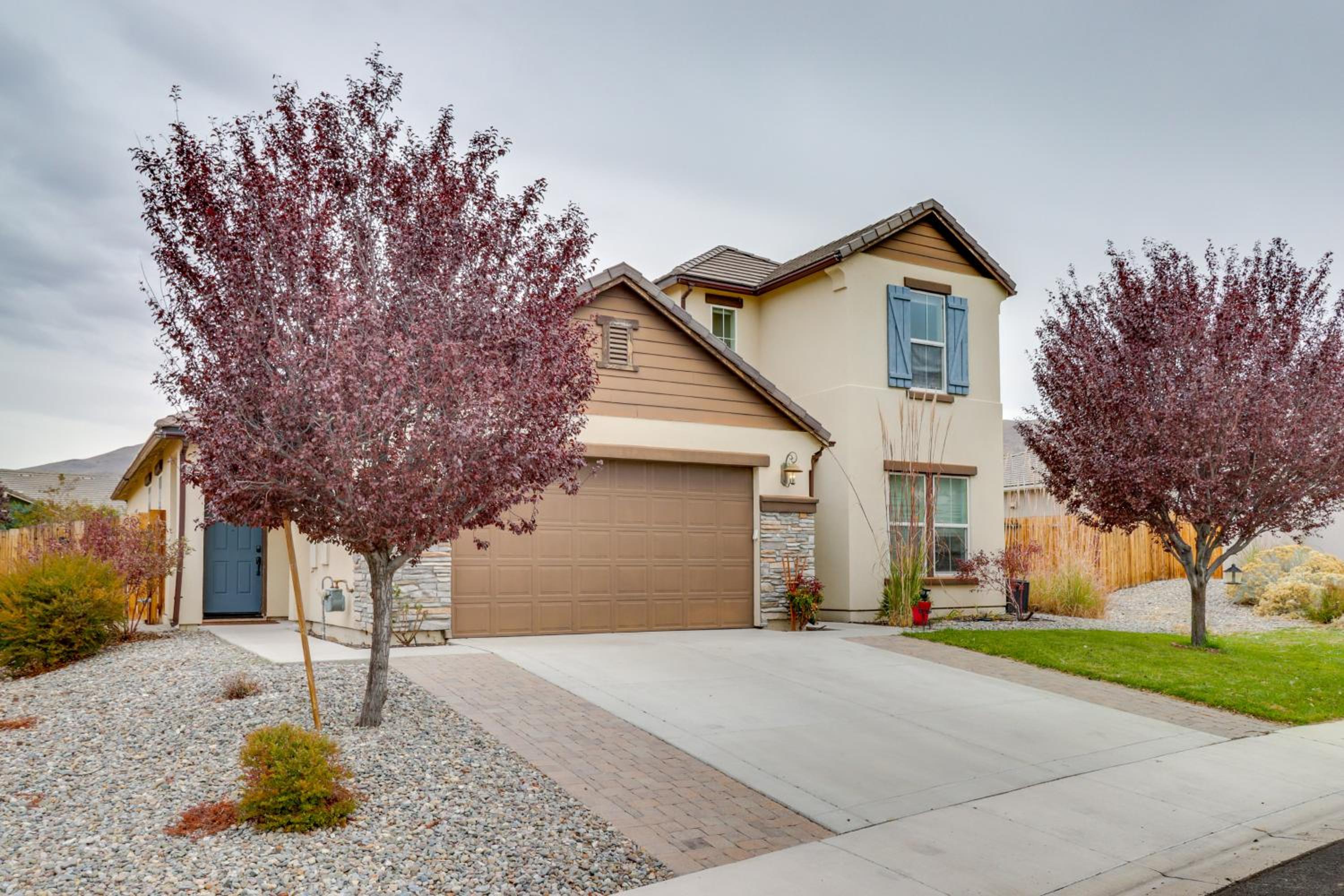 Hike, Play and Unwind Charming Reno Unit