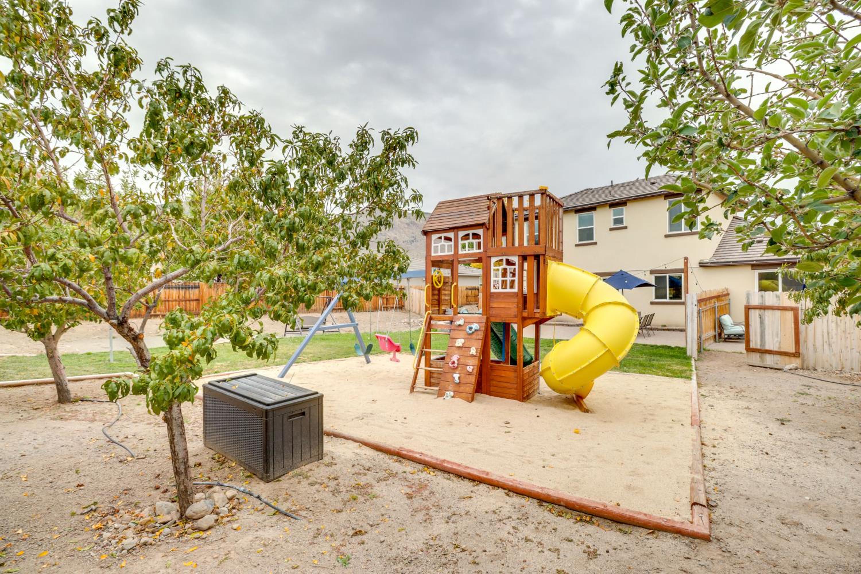 Hike, Play and Unwind Charming Reno Unit