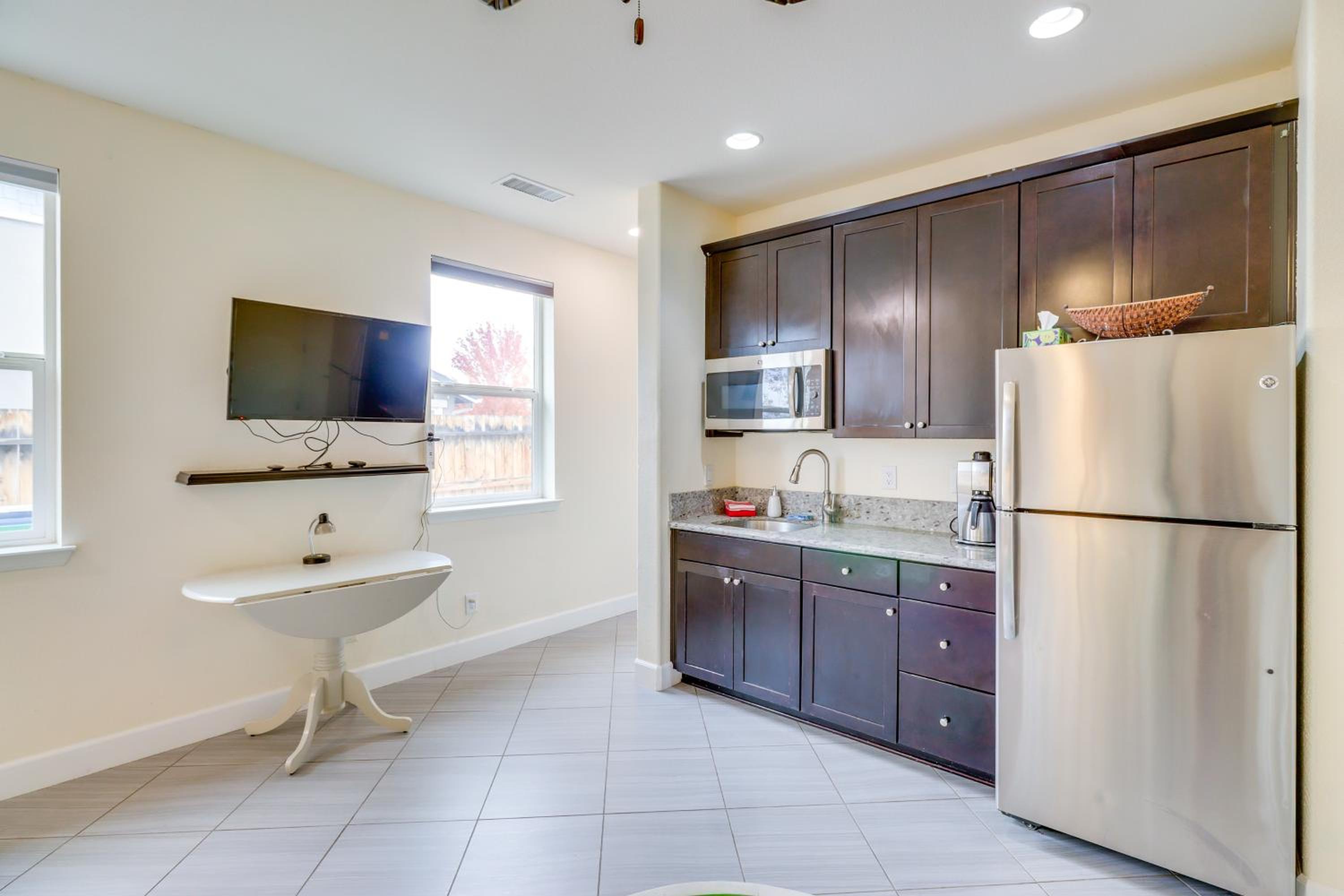 Hike, Play and Unwind Charming Reno Unit