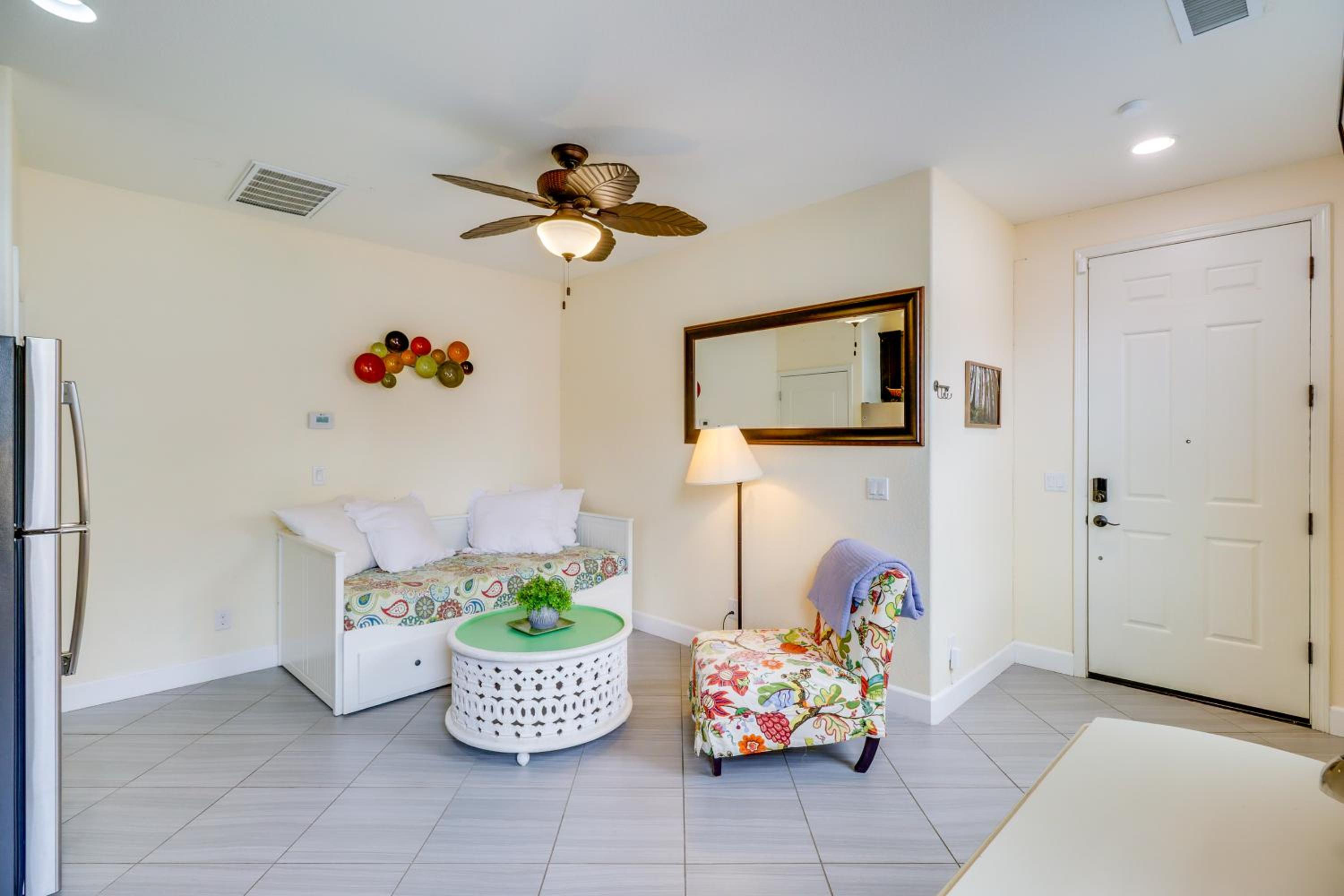 Hike, Play and Unwind Charming Reno Unit