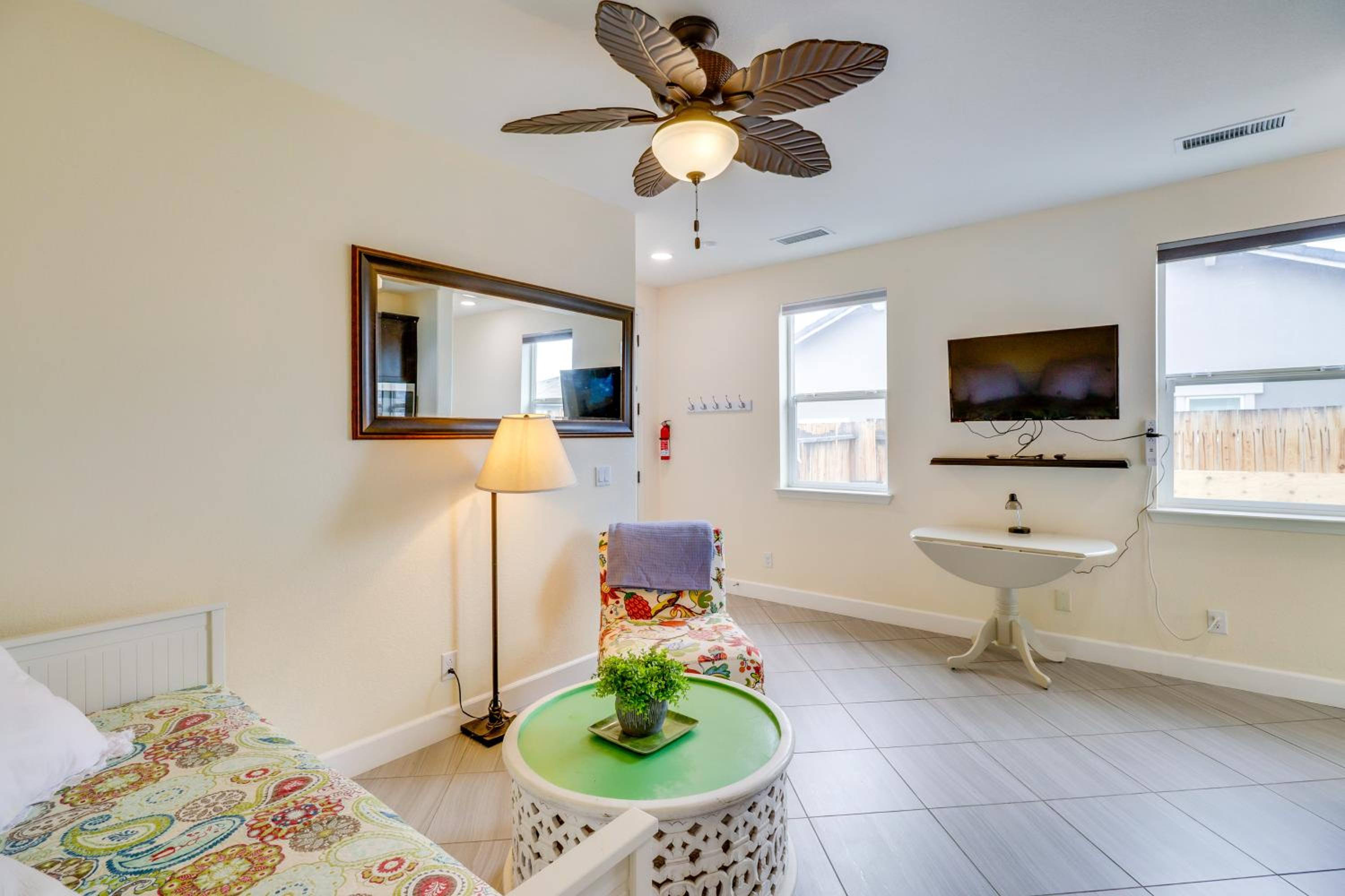 Hike, Play and Unwind Charming Reno Unit