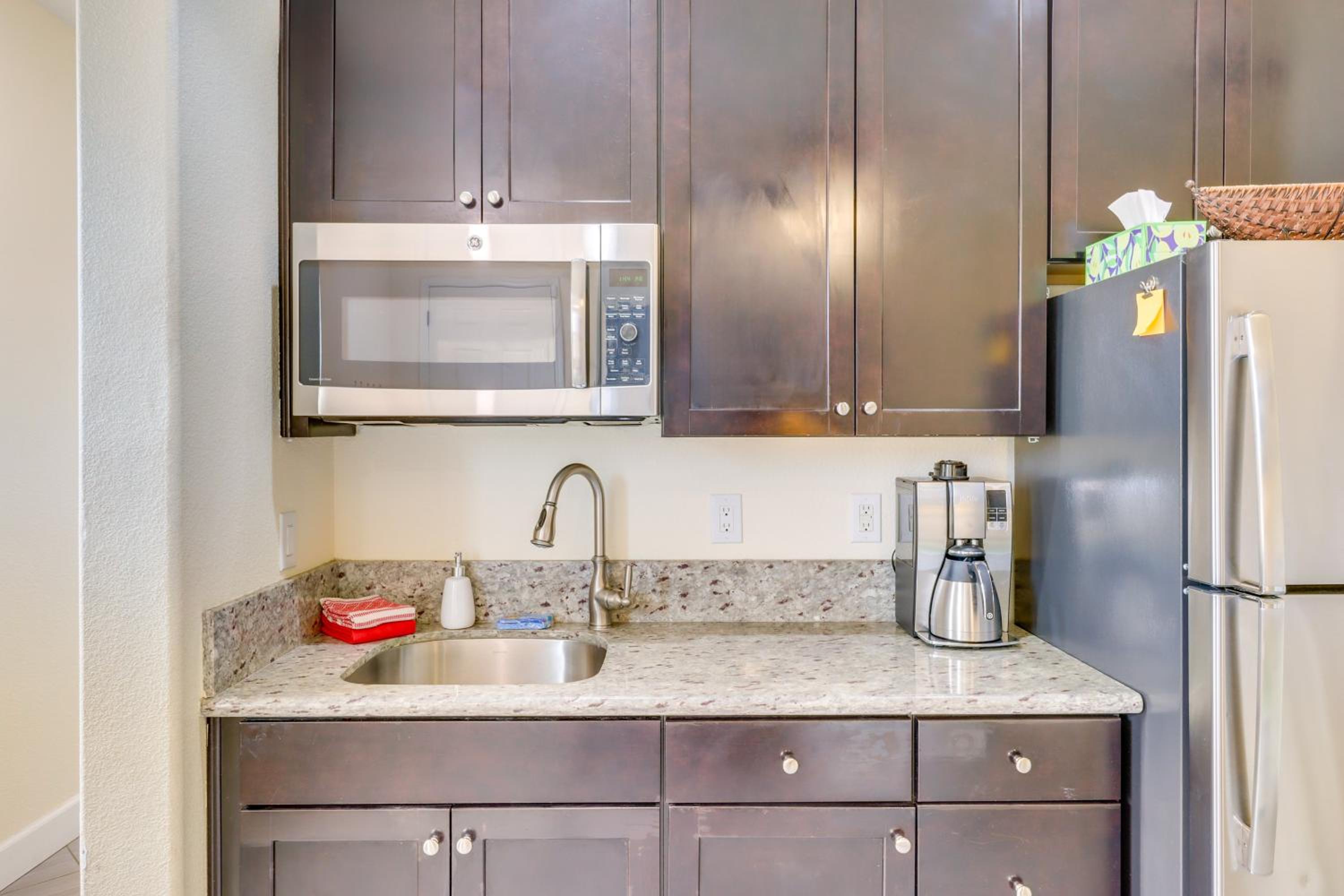 Hike, Play and Unwind Charming Reno Unit