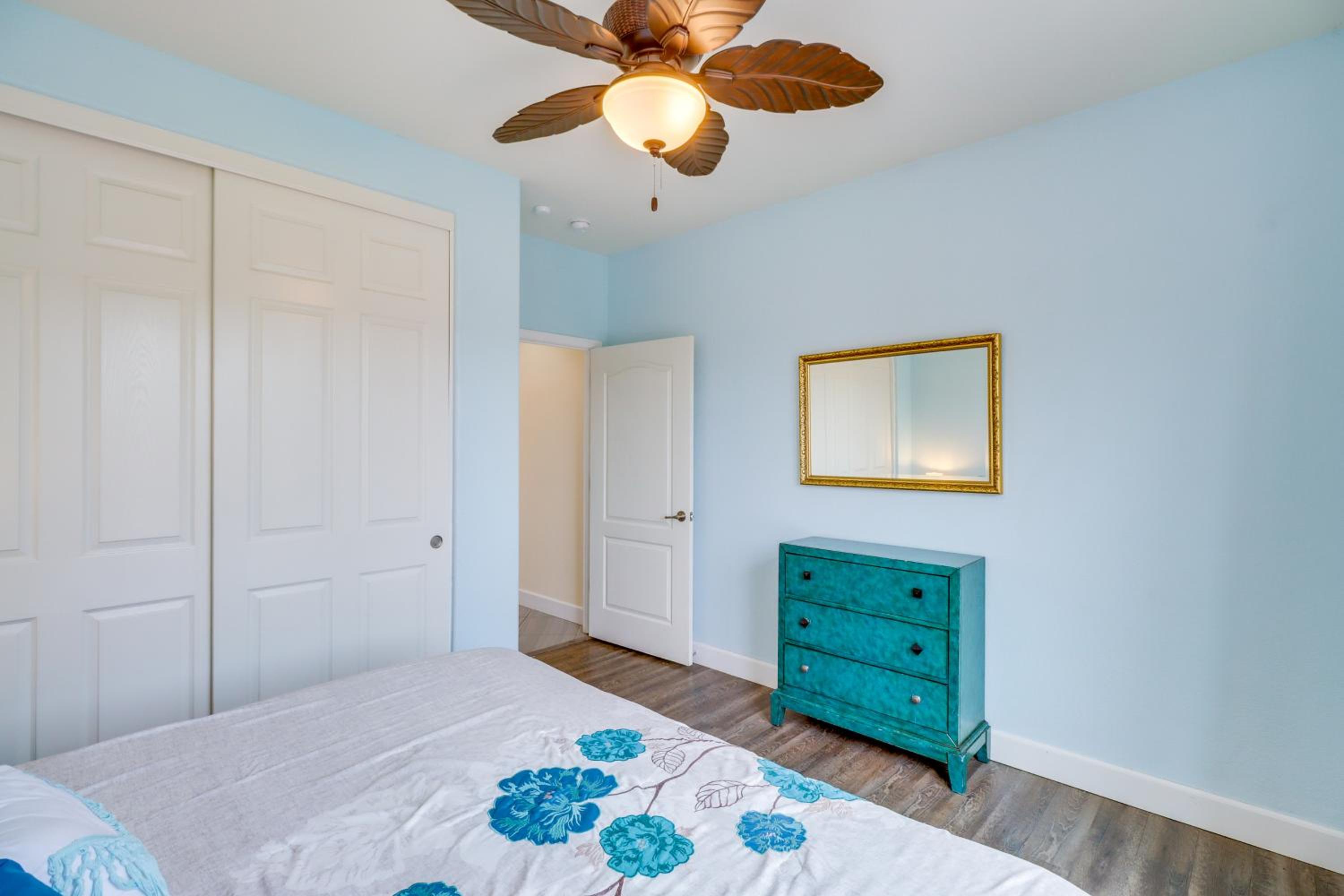 Hike, Play and Unwind Charming Reno Unit