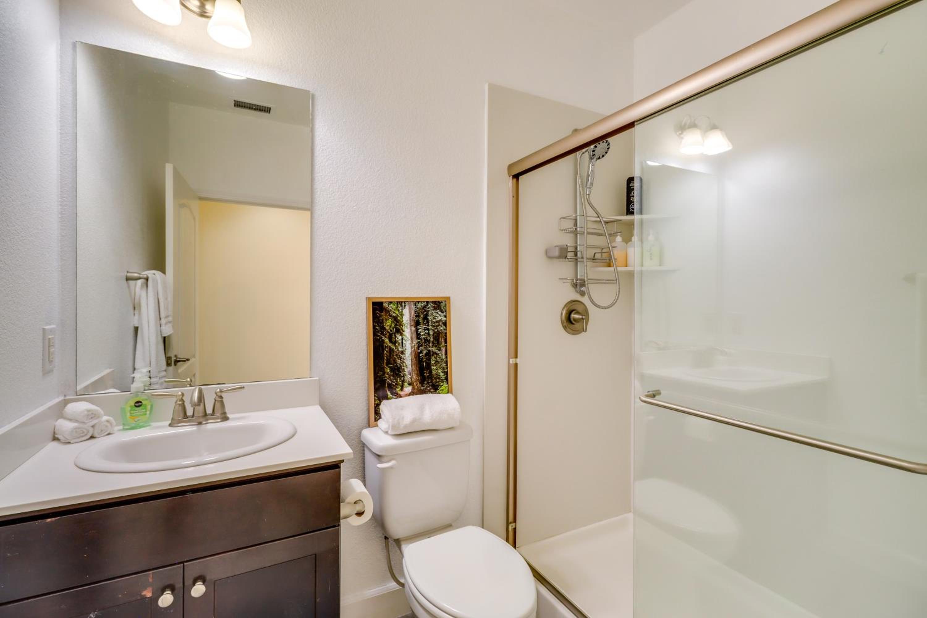 Hike, Play and Unwind Charming Reno Unit