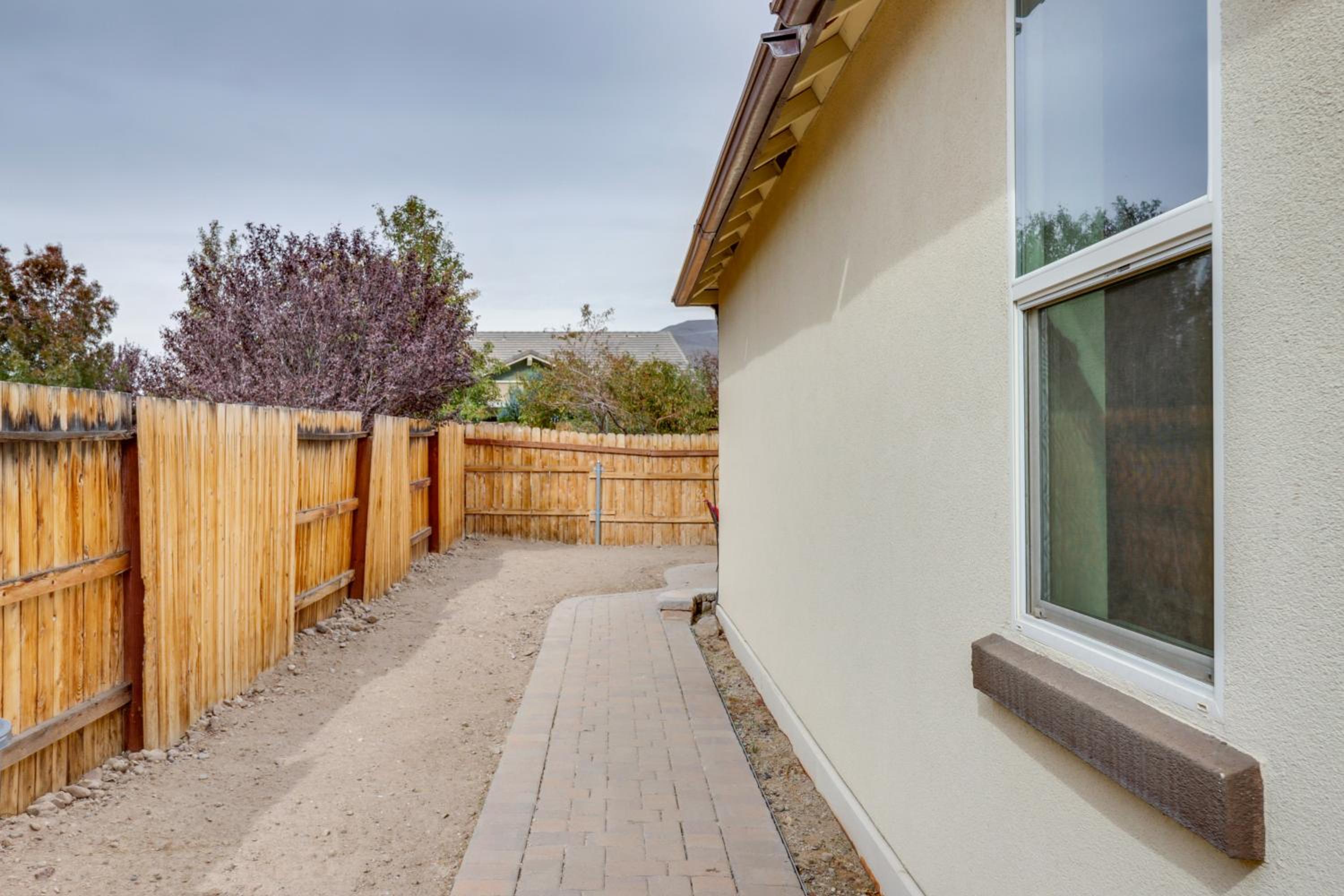 Hike, Play and Unwind Charming Reno Unit