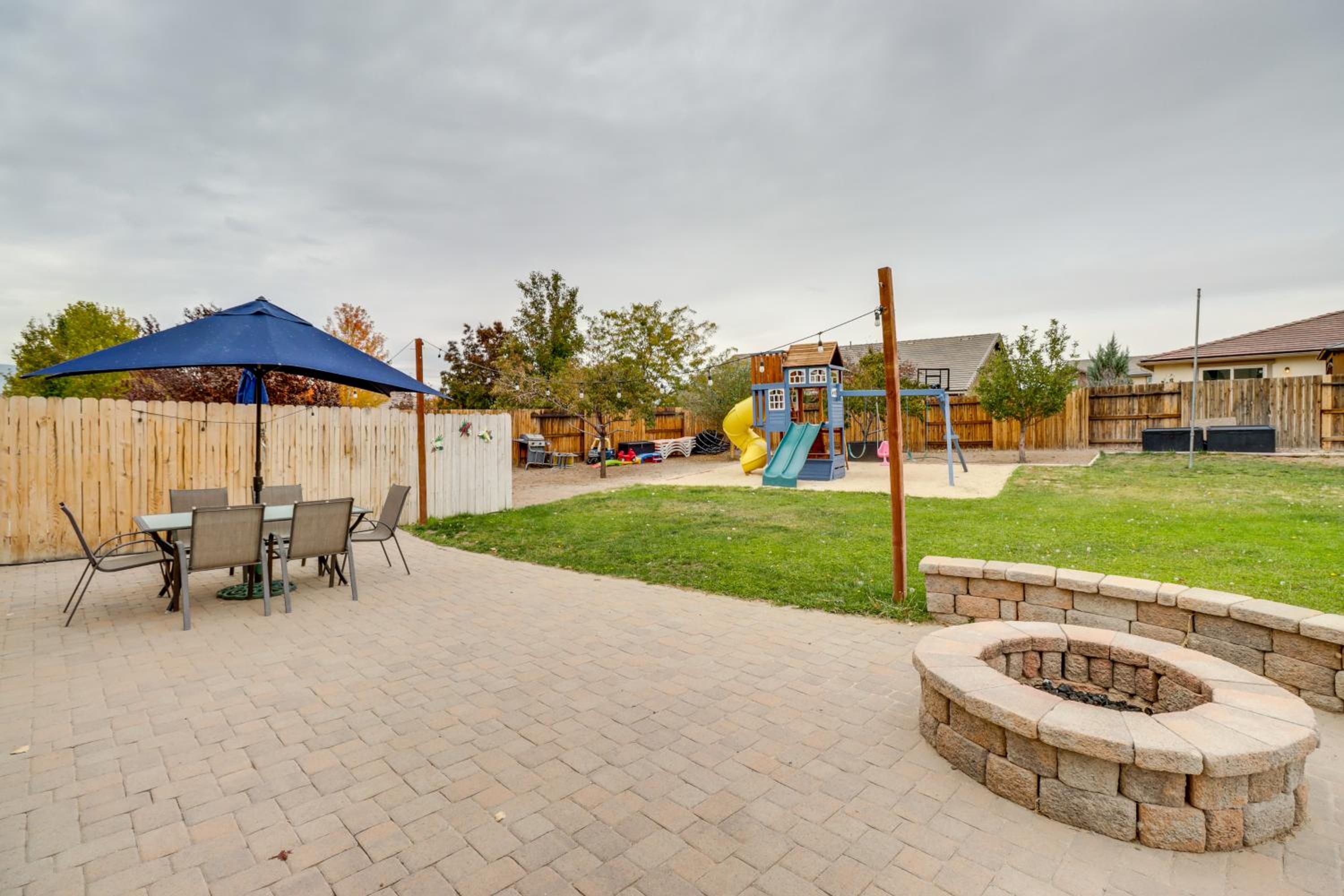 Hike, Play and Unwind Charming Reno Unit