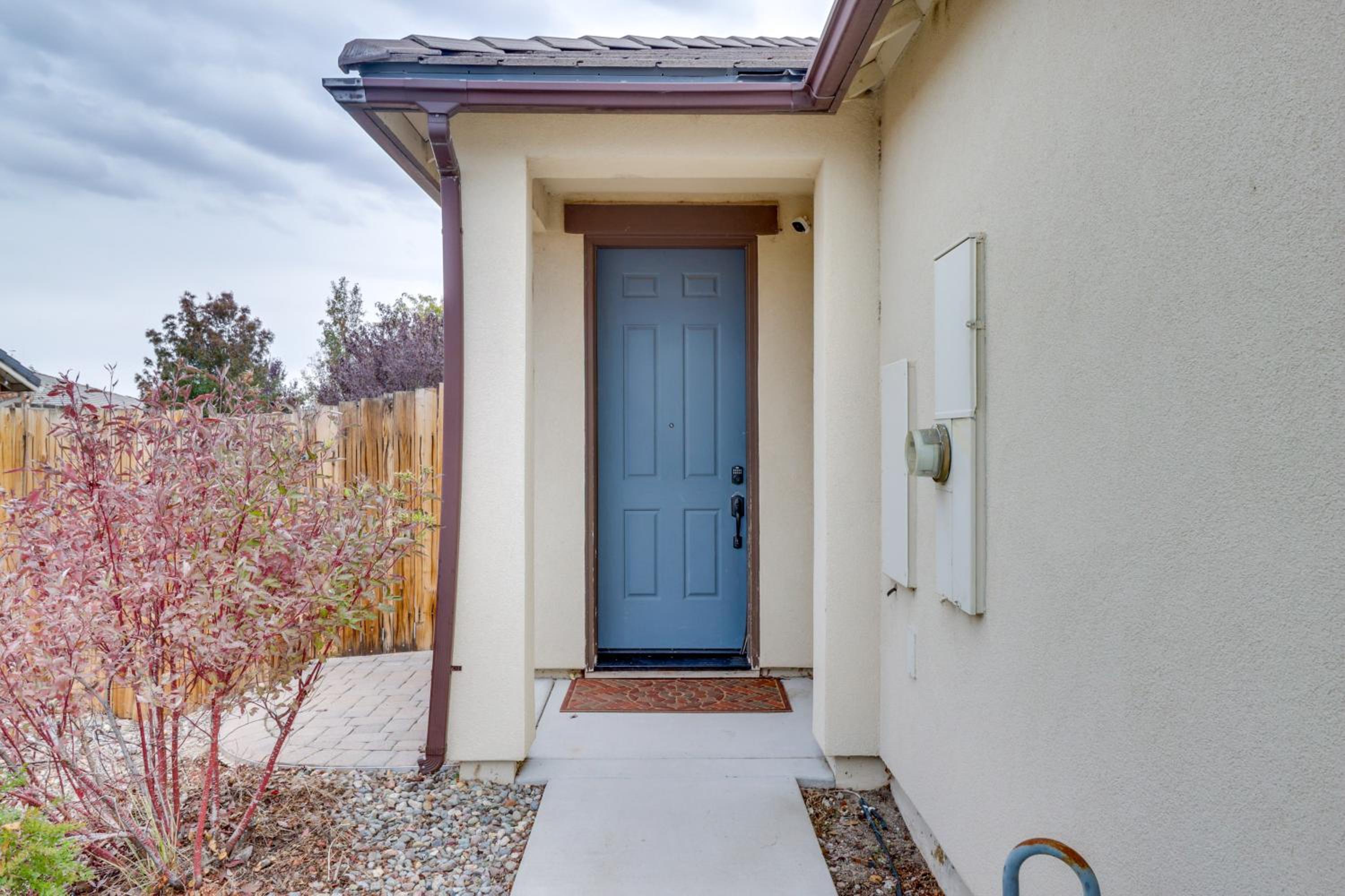 Hike, Play and Unwind Charming Reno Unit